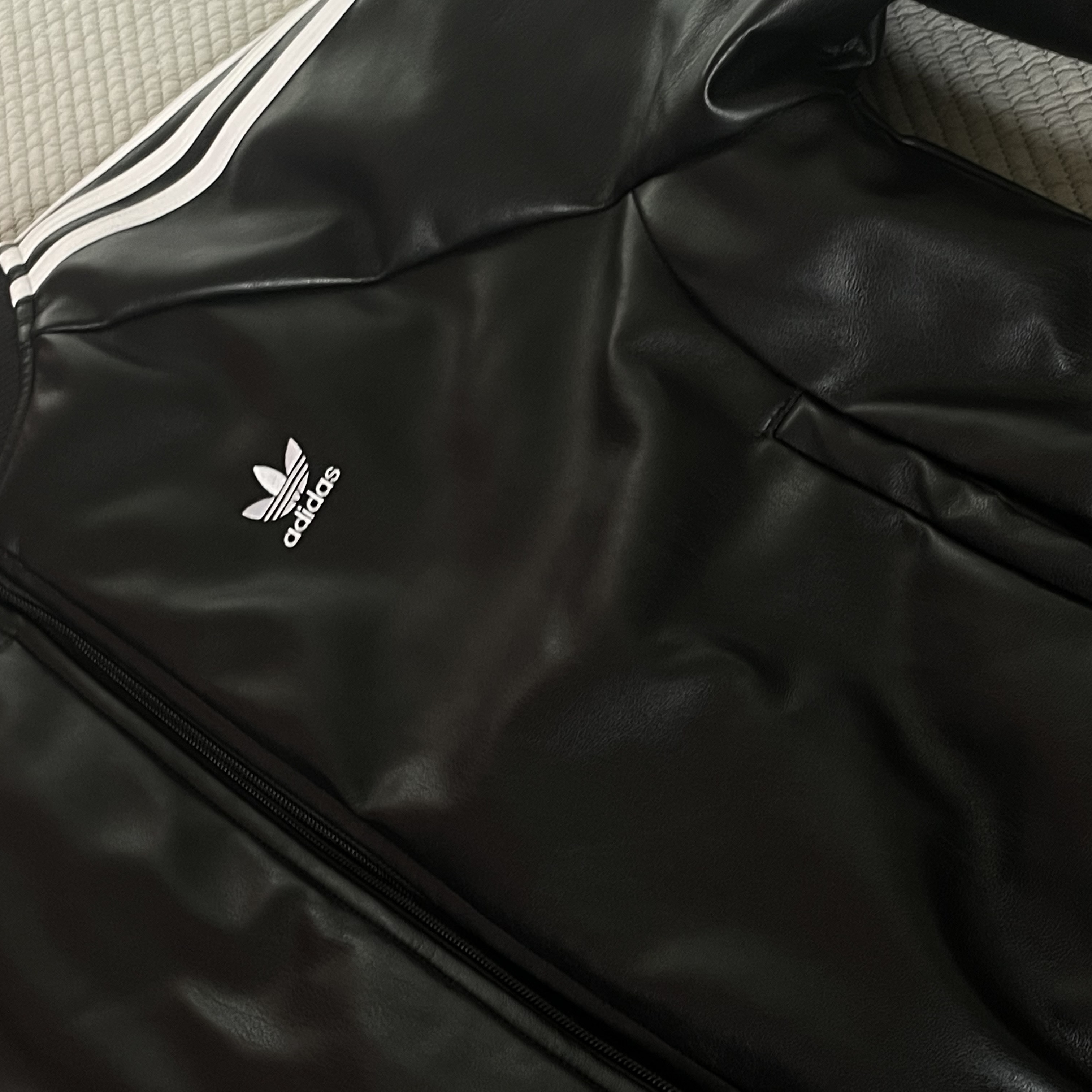(W) Adidas SST Pleather Loose Padded Jacker Black - KR Sizing 착용 스타일