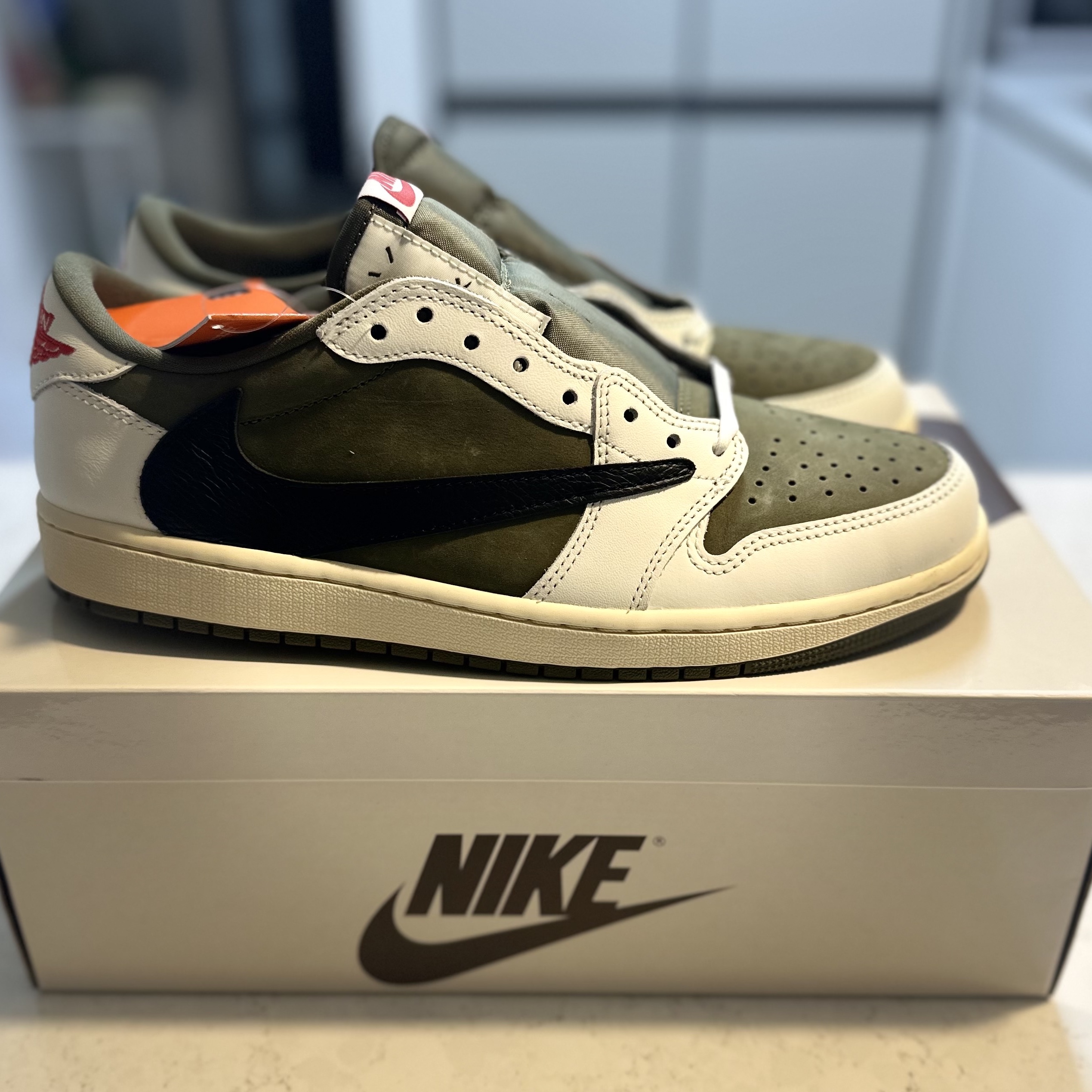 Jordan 1 x Travis Scott Retro Low OG SP Reverse Olive 착용 스타일 - 1