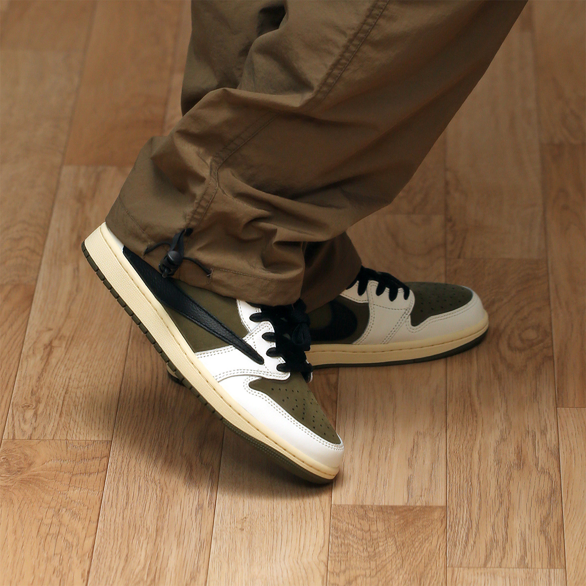 Jordan 1 x Travis Scott Retro Low OG SP Reverse Olive 착용 스타일 - 6