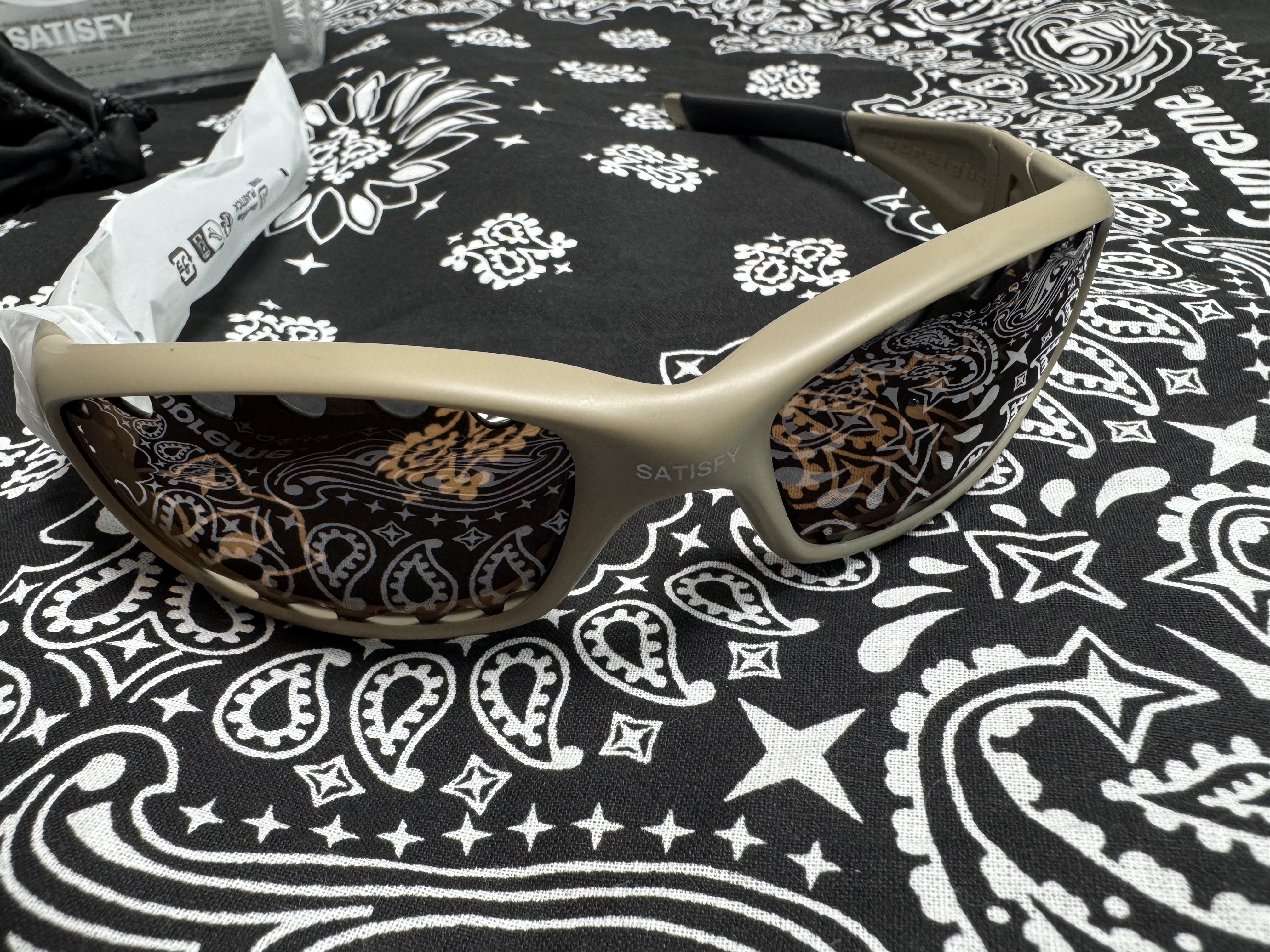 Oakley x Satisfy Straight Jacket Matte Terrain Tan, Supreme Hav-A-Hank Bandanas Multicolor (Set of 3) - 24SS 착용 스타일