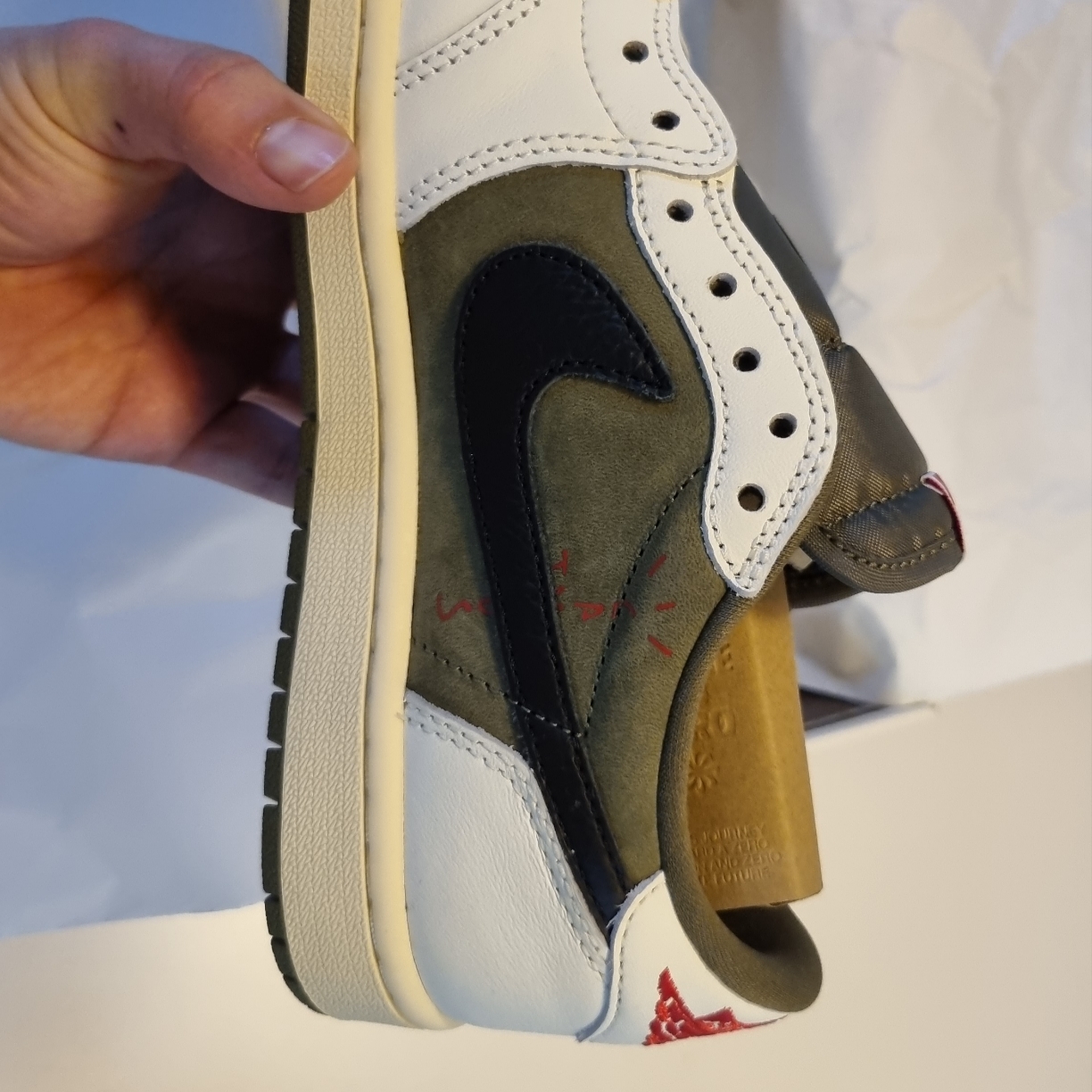 Jordan 1 x Travis Scott Retro Low OG SP Reverse Olive 착용 스타일 - 3