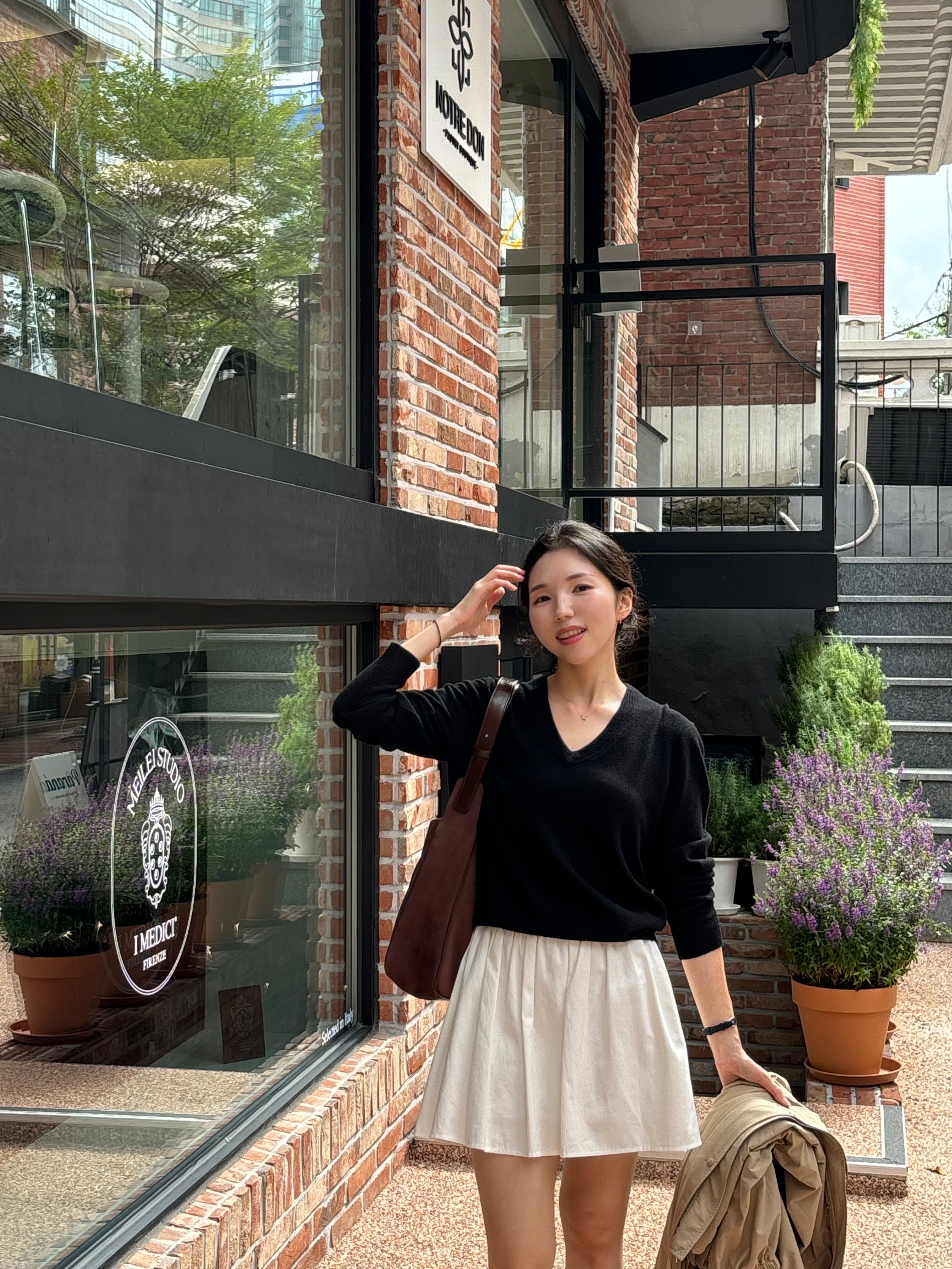 Siyazu SIKN2124 V neck Single Knit Black 착용 스타일 - 3