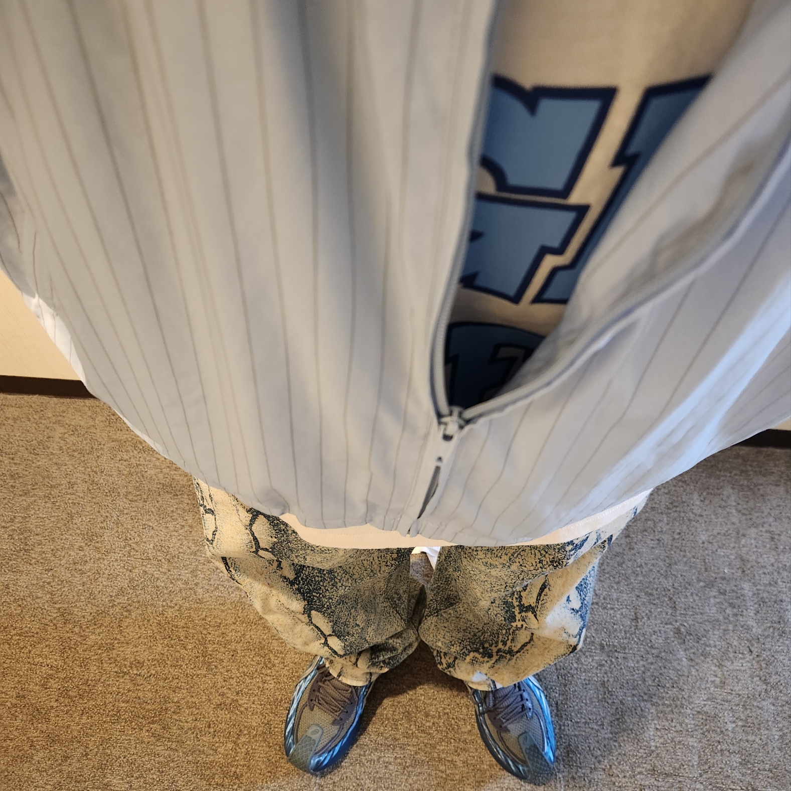 Supreme Reflective Pinstripe Track Jacket Light Blue - 24FW, Supreme Regular Jean Snake - 24FW 착용 스타일 - 1