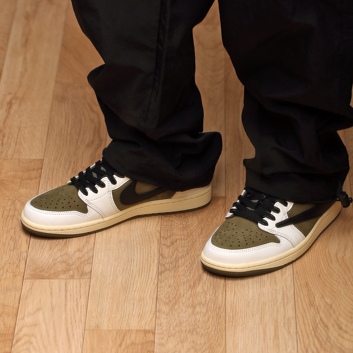 Jordan 1 x Travis Scott Retro Low OG SP Reverse Olive 착용 스타일 - 5
