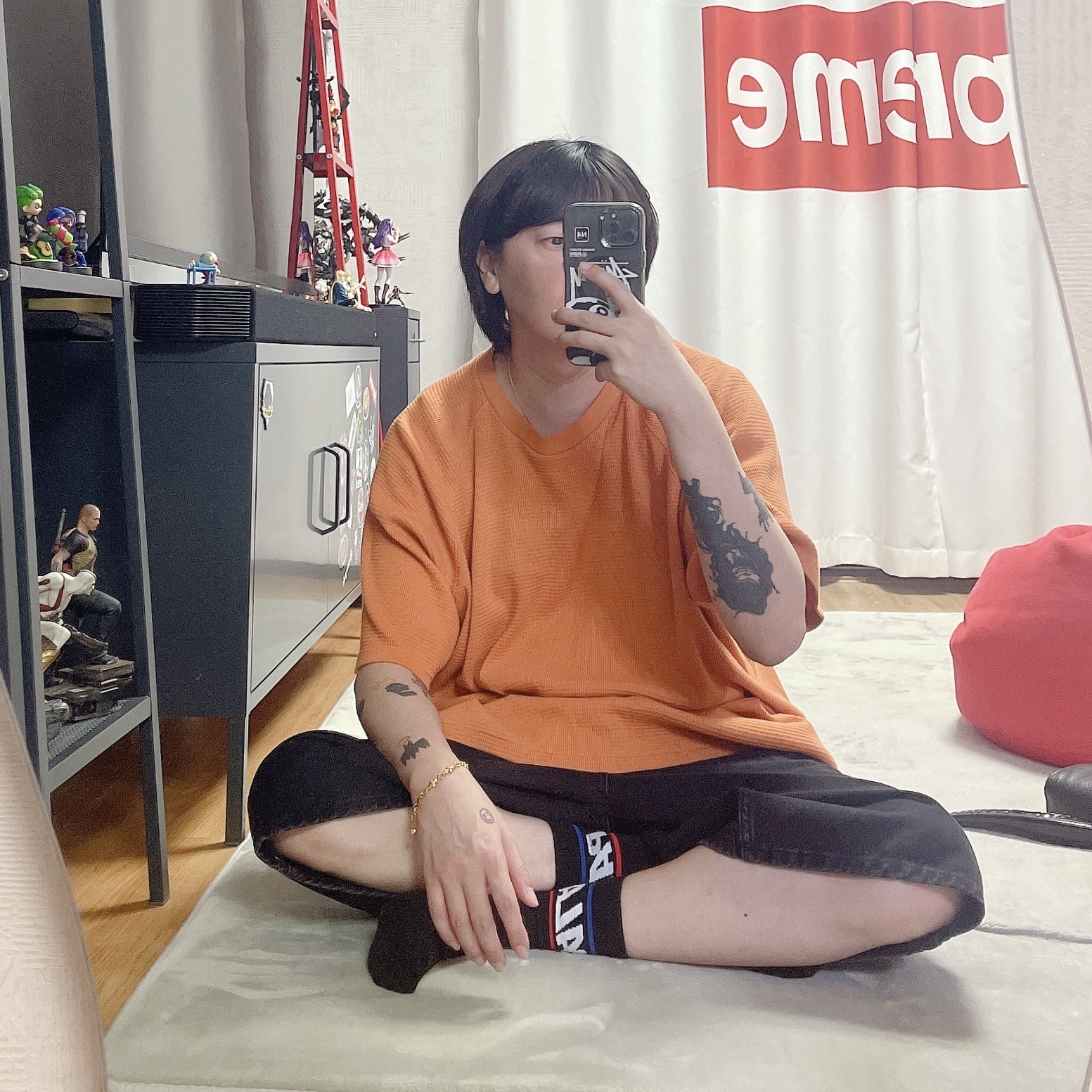 Supreme Stencil Thermal S/S Top Orange - 24FW, Supreme Script Baggy Denim Short Washed Black - 24SS 착용 스타일 - 1