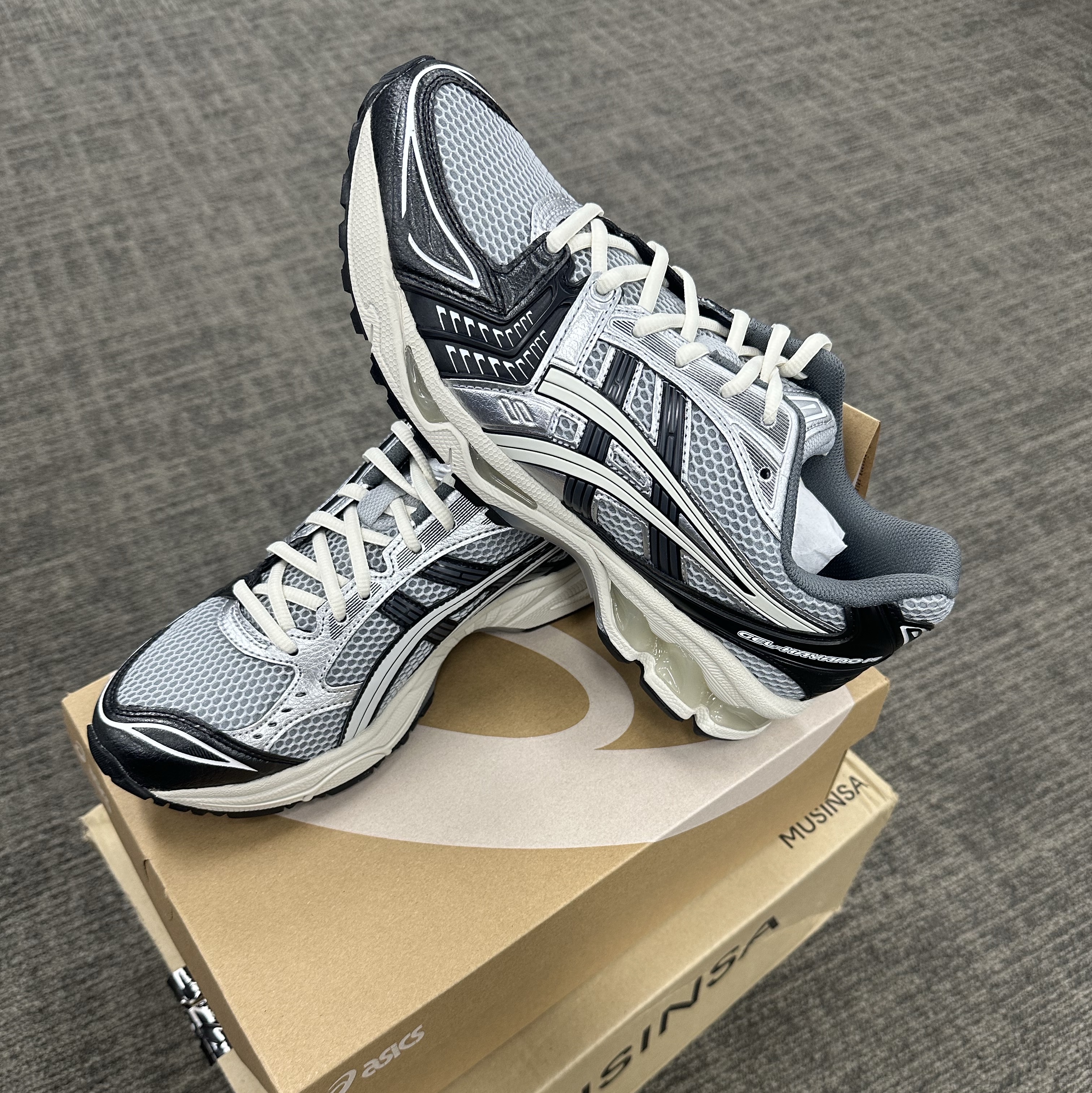 Asics Gel-Kayano 14 Black Glacier Grey 착용 스타일 - 1
