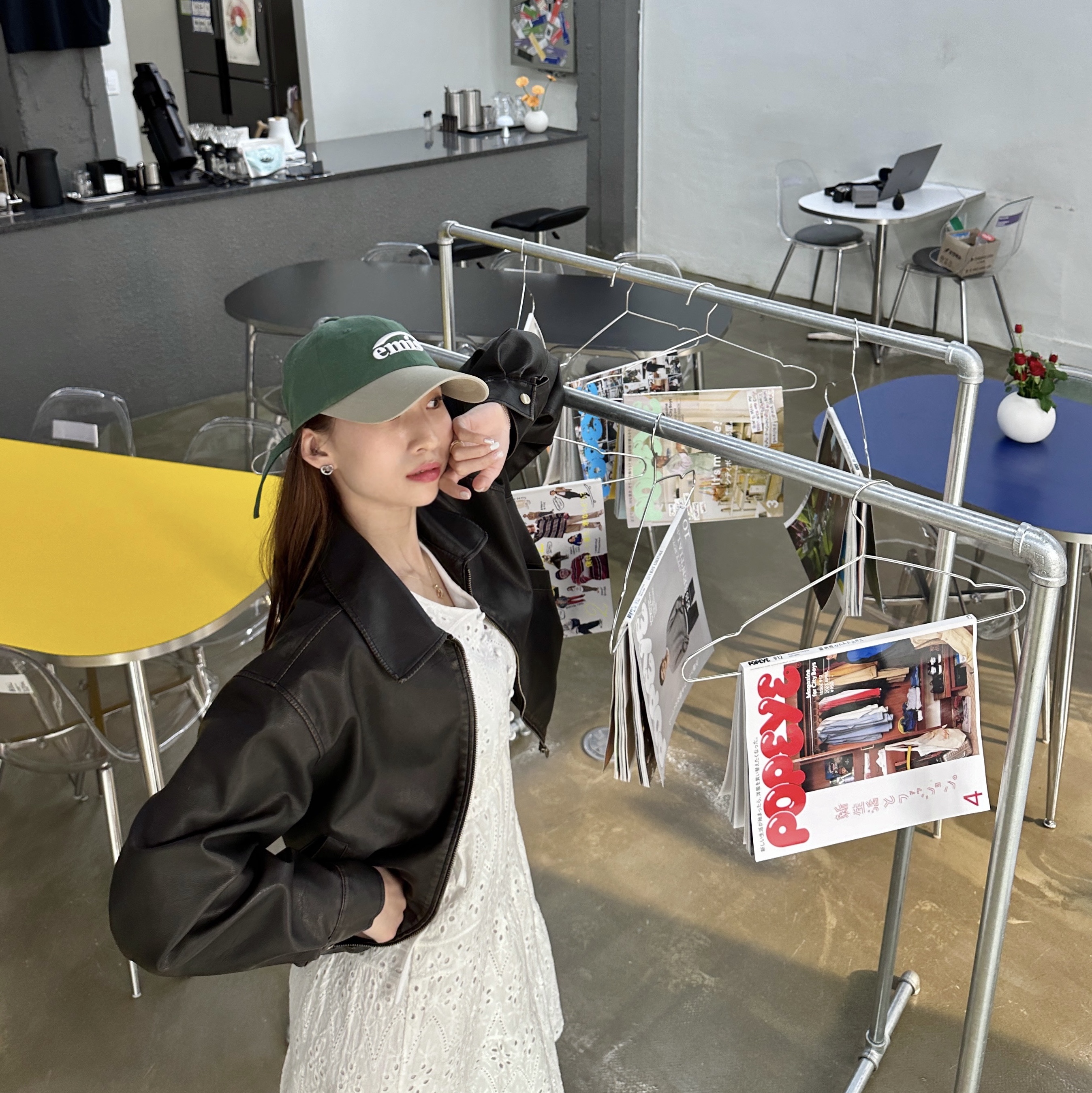 Emis New Logo Mix Ball Cap Beige Green, Fendi Mini Mon Tresor with Fendi Logo Brown 착용 스타일 - 4