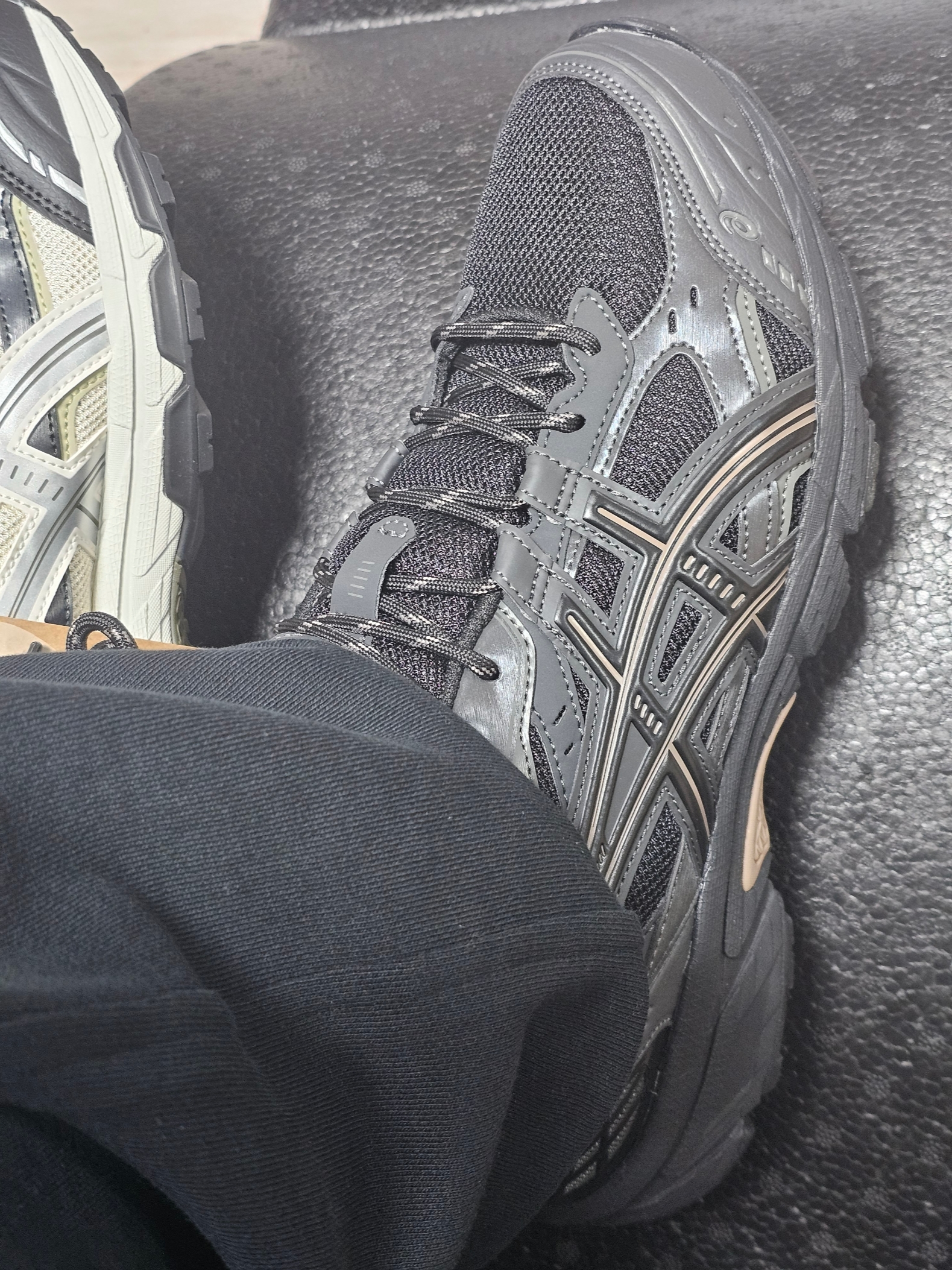 Asics Gel-Nunobiki Cream Dark Olive, Asics Gel-Nunobiki Black Taupe Grey 착용 스타일 - 2