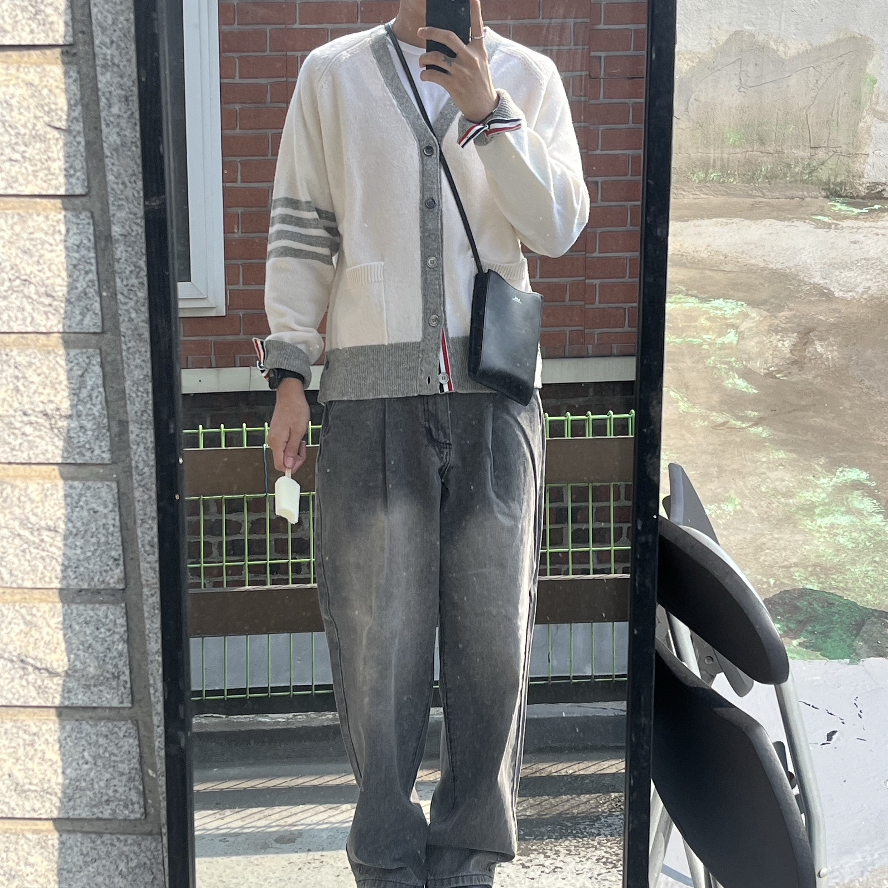 Thom Browne Shetland Wool Raglan 4-Bar Relaxed V-Neck Cardigan White 착용 스타일