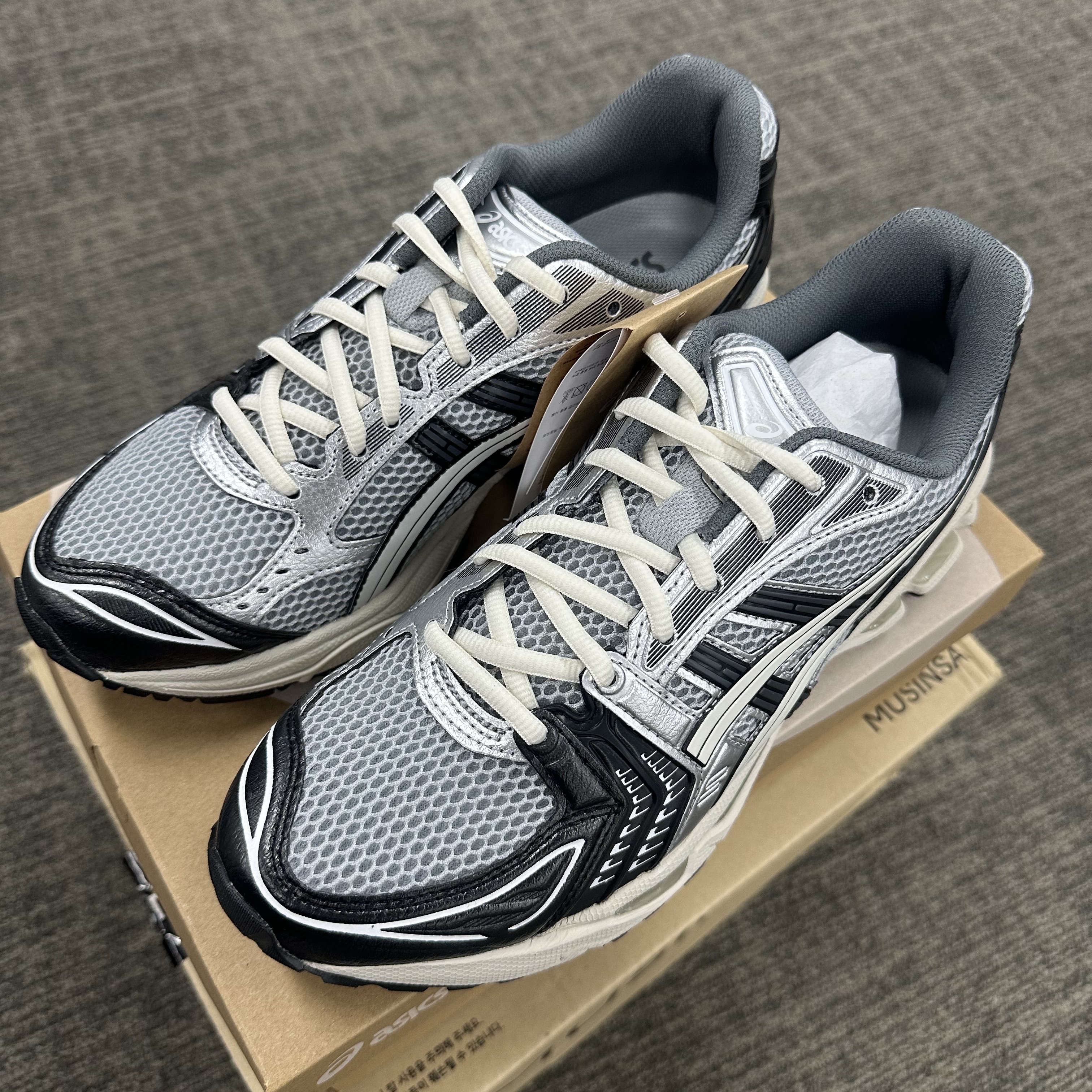 Asics Gel-Kayano 14 Black Glacier Grey 착용 스타일 - 2