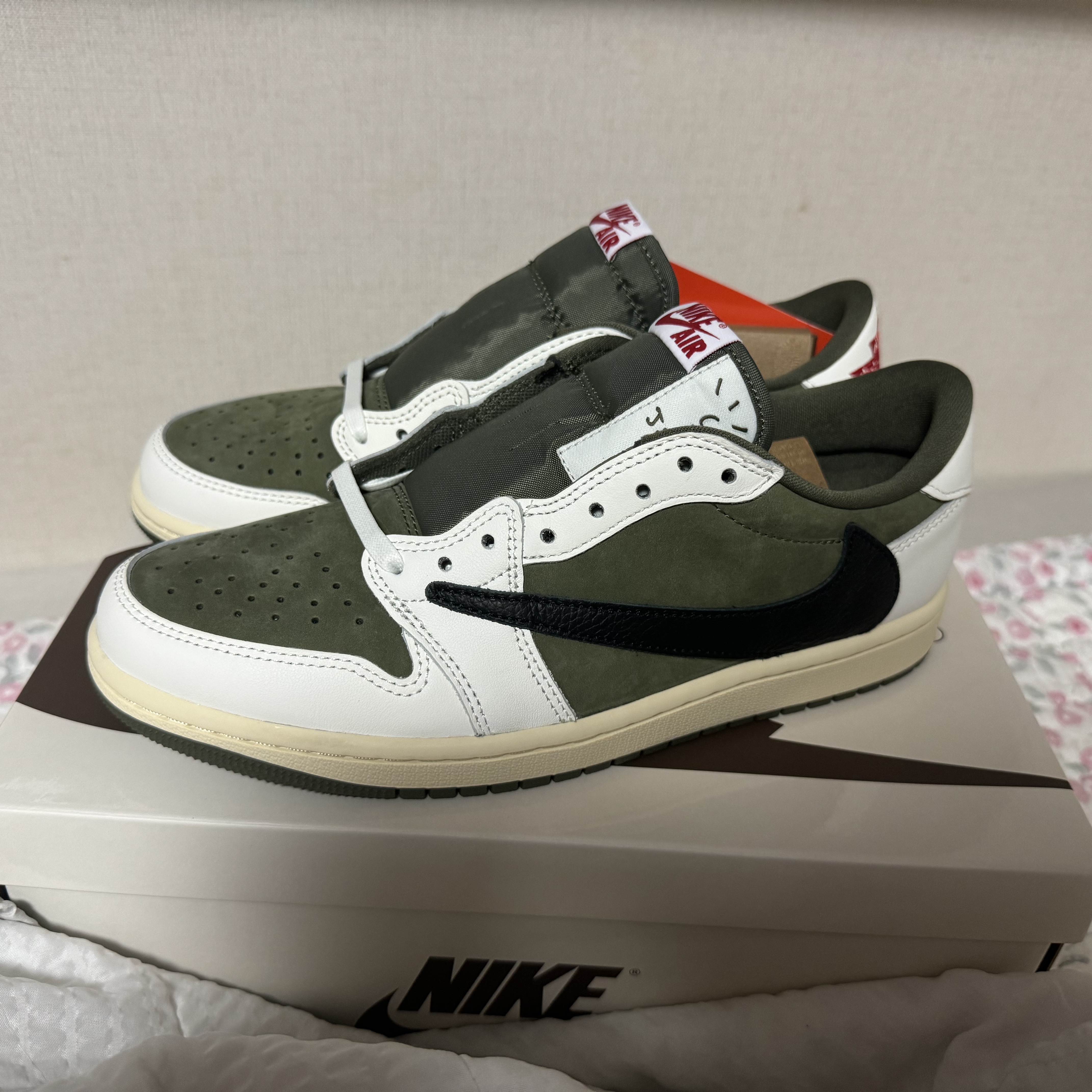 Jordan 1 x Travis Scott Retro Low OG SP Reverse Olive 착용 스타일