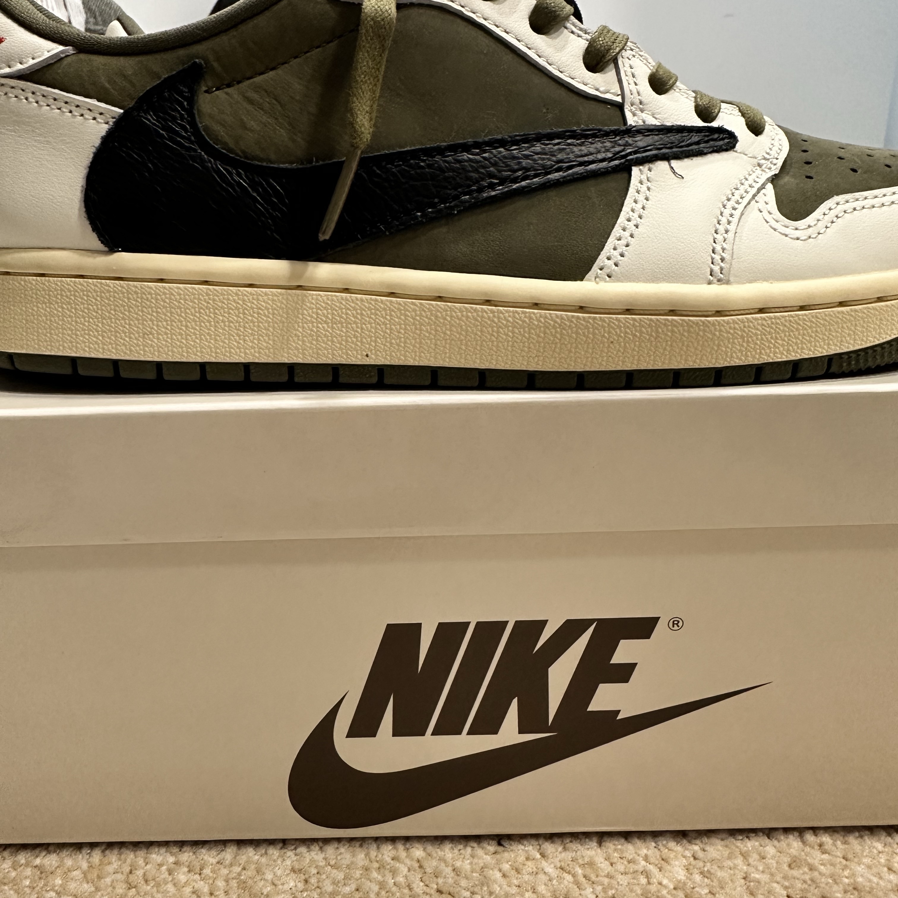 Jordan 1 x Travis Scott Retro Low OG SP Reverse Olive 착용 스타일 - 2