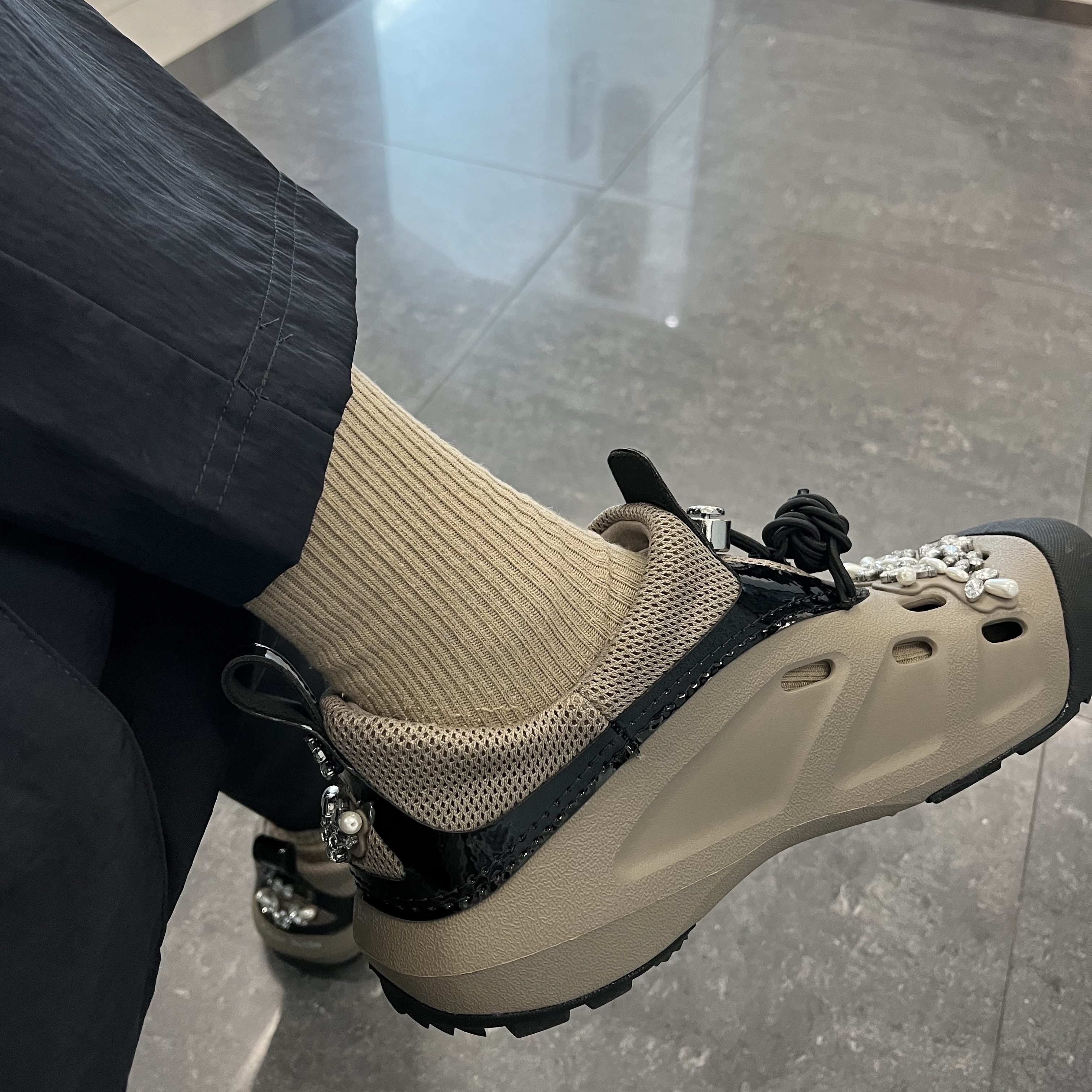 (W) Crocs x Simone Rocha Quick Trail Low Khaki 착용 스타일