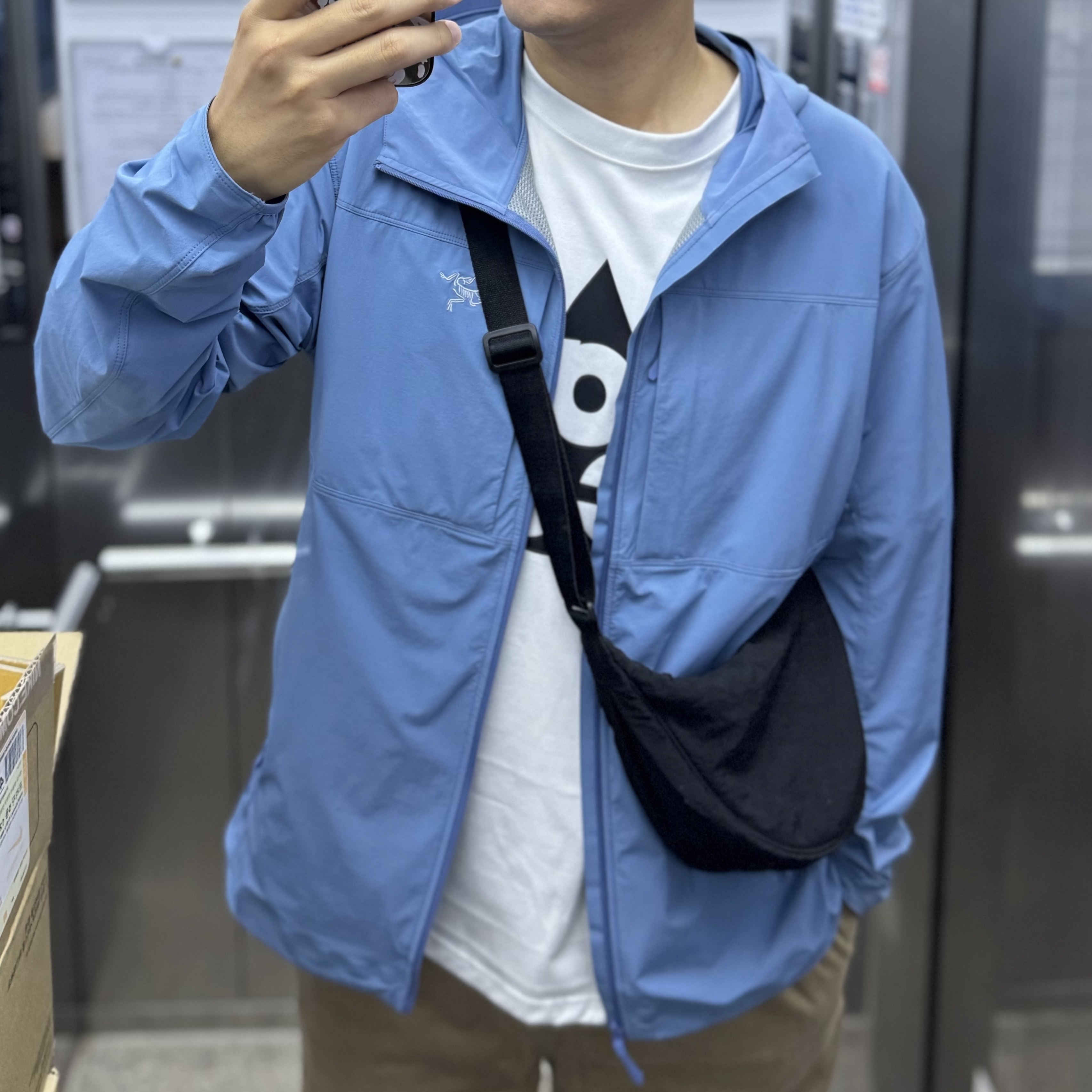 Arc'teryx Gamma Lightweight Hoody Stone Wash, Oakley Eye Jacket Redux Matte Black Frame Prizm Grey Lenses High Bridge Fit 착용 스타일 - 1