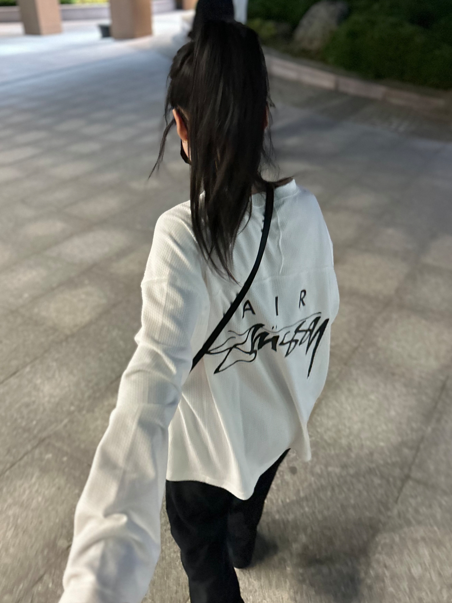 Nike x Stussy Long Sleeve Top Sail (FJ9164-133), Nike NSW Futura 365 Crossbody Bag 3L Black 착용 스타일