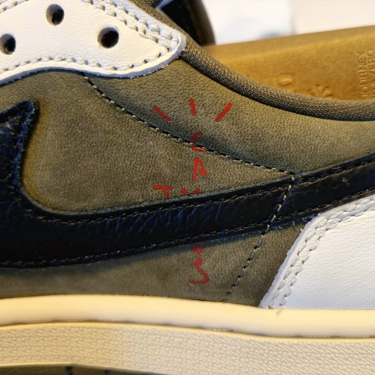 Jordan 1 x Travis Scott Retro Low OG SP Reverse Olive 착용 스타일 - 5