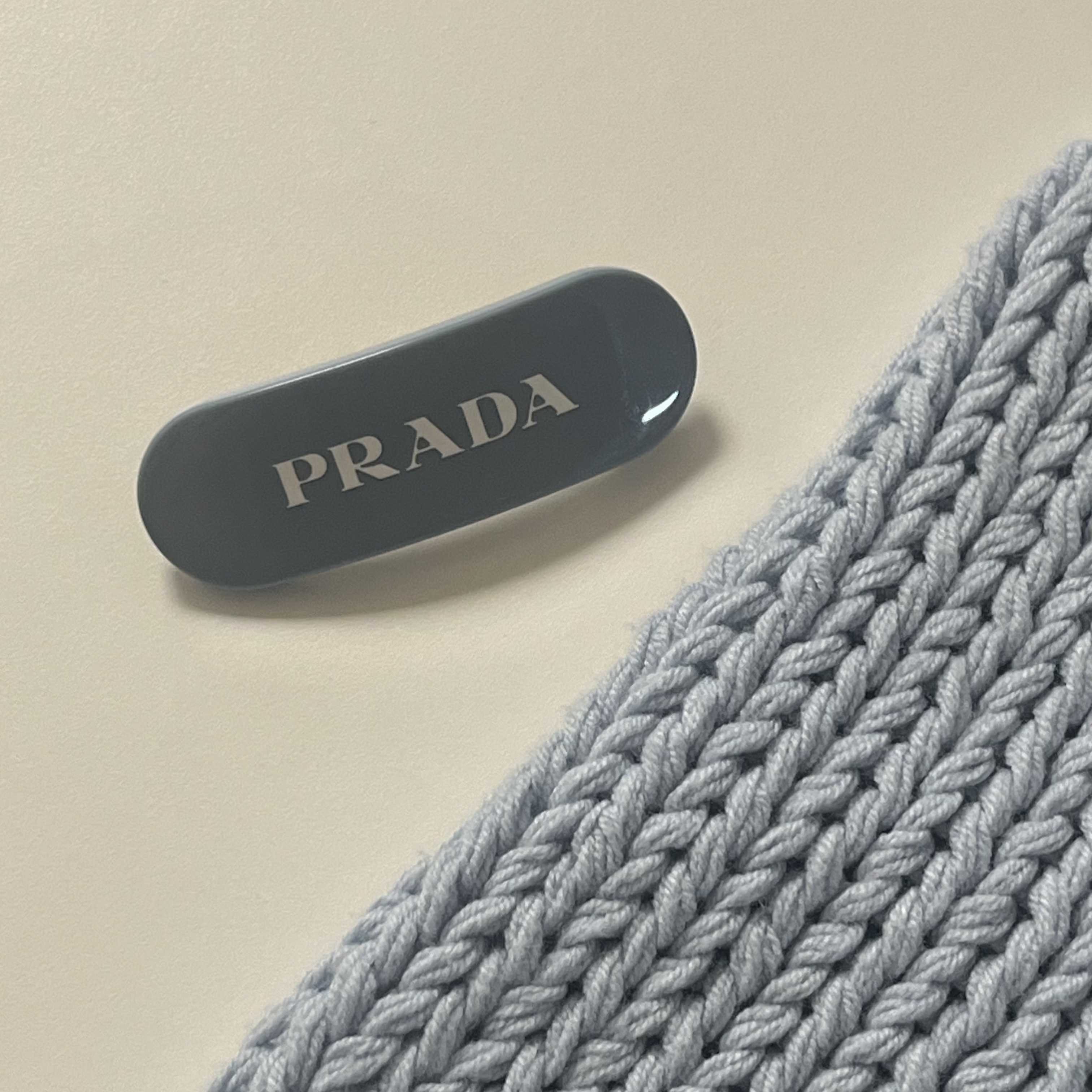 (W) Prada Plexiglas Hair Clip Light Blue 착용 스타일
