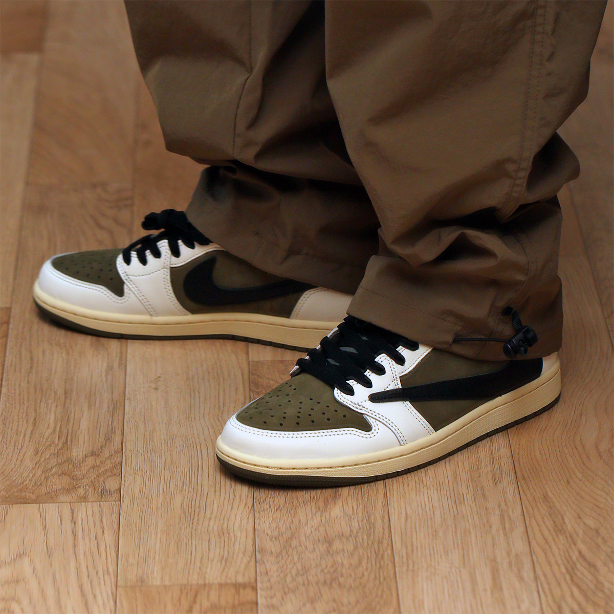 Jordan 1 x Travis Scott Retro Low OG SP Reverse Olive 착용 스타일 - 10