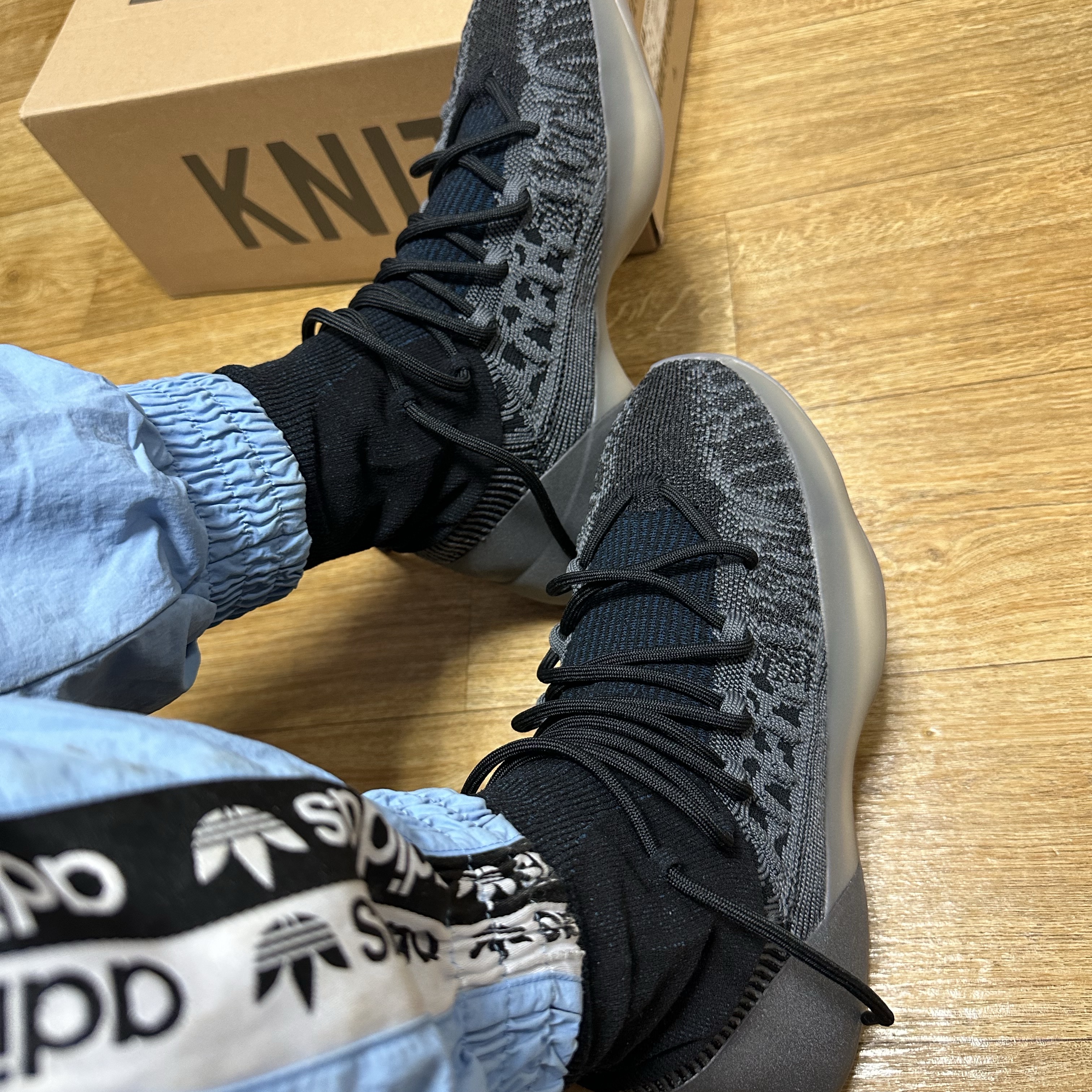 Adidas Yeezy BSKTBL Knit Slate Blue 착용 스타일 - 2