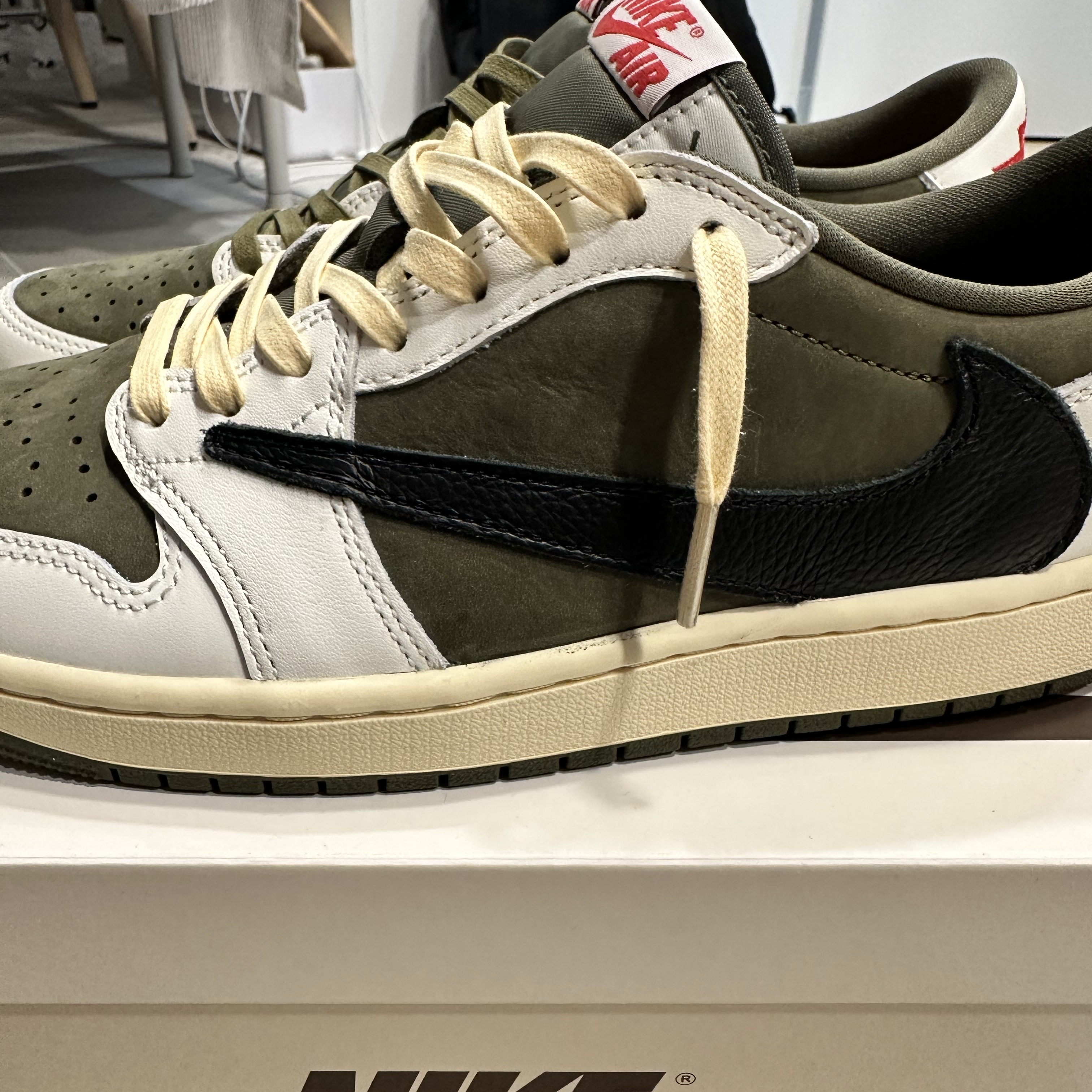 Jordan 1 x Travis Scott Retro Low OG SP Reverse Olive 착용 스타일 - 3
