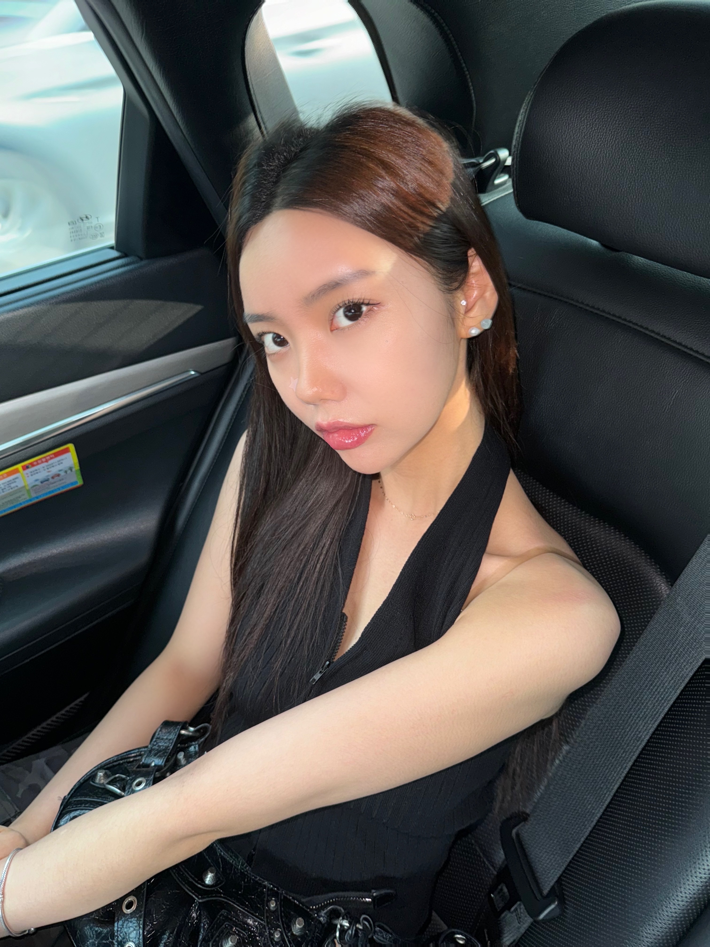 Balenciaga Arena Lambskin Le Cagole XS Shoulder Bag Black 착용 스타일