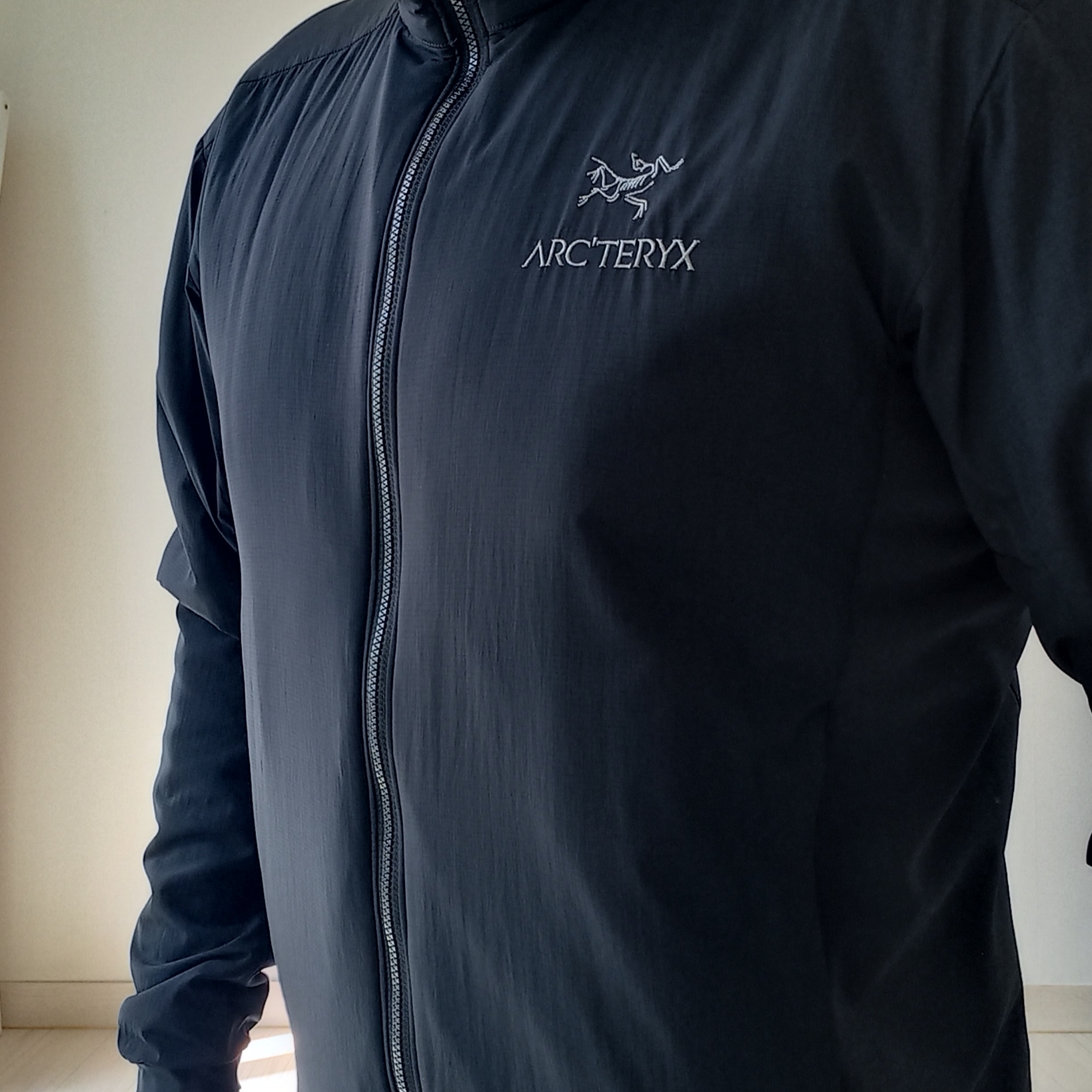 Arc'teryx Atom Hoody Black, Arc'teryx Gore 5 Panel Cap Black 착용 스타일 - 3