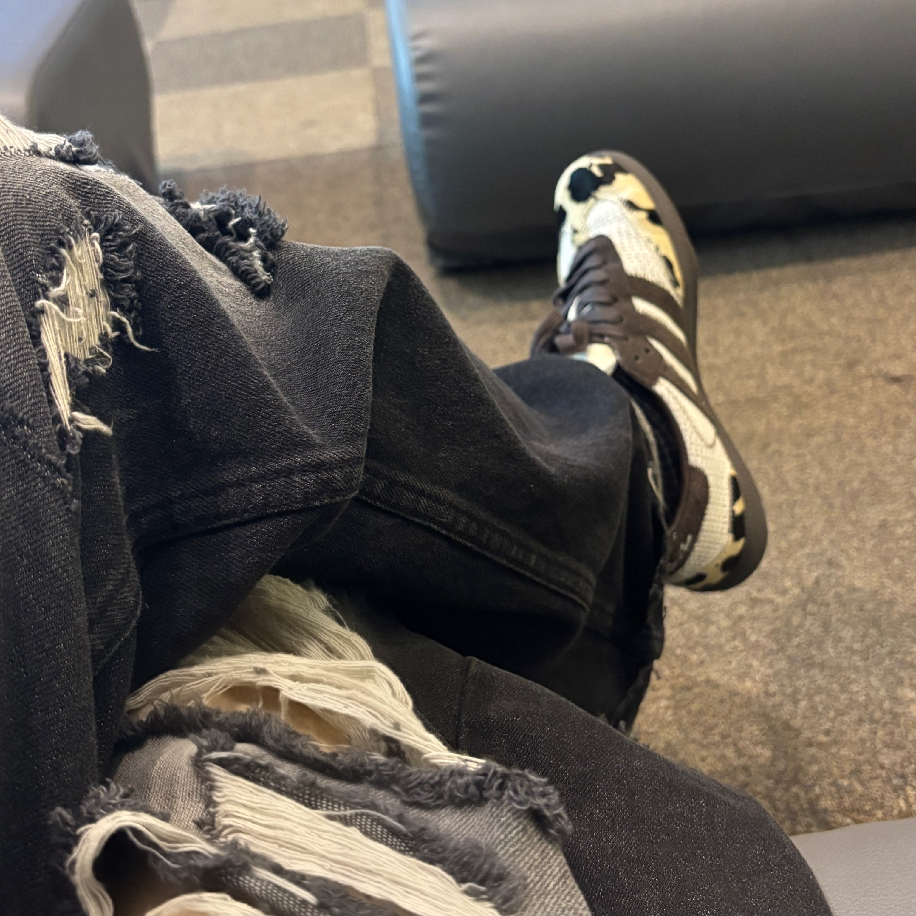 Adidas x Notitle. Samba OG Cow Print 착용 스타일 - 1
