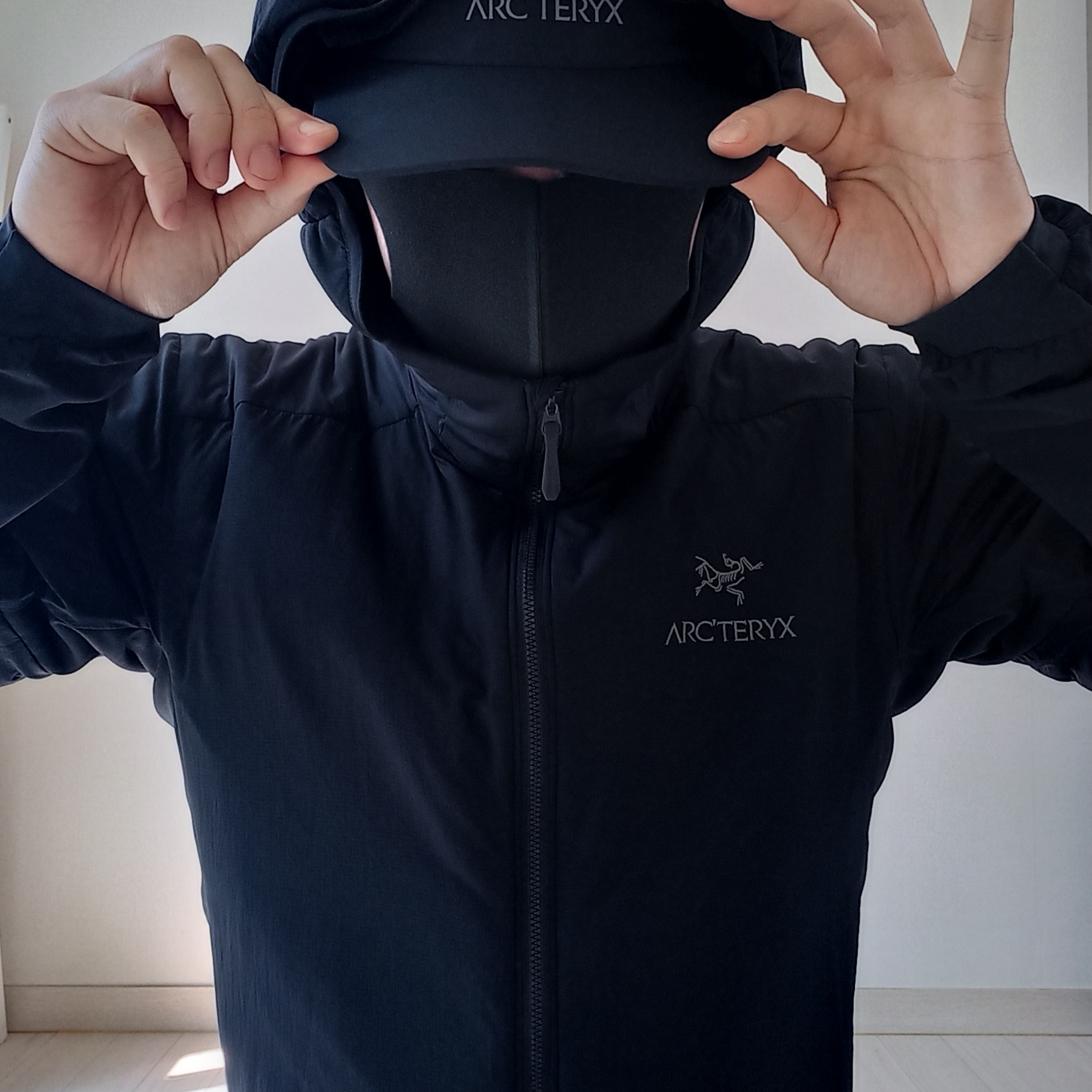 Arc'teryx Atom Hoody Black, Arc'teryx Gore 5 Panel Cap Black 착용 스타일 - 2