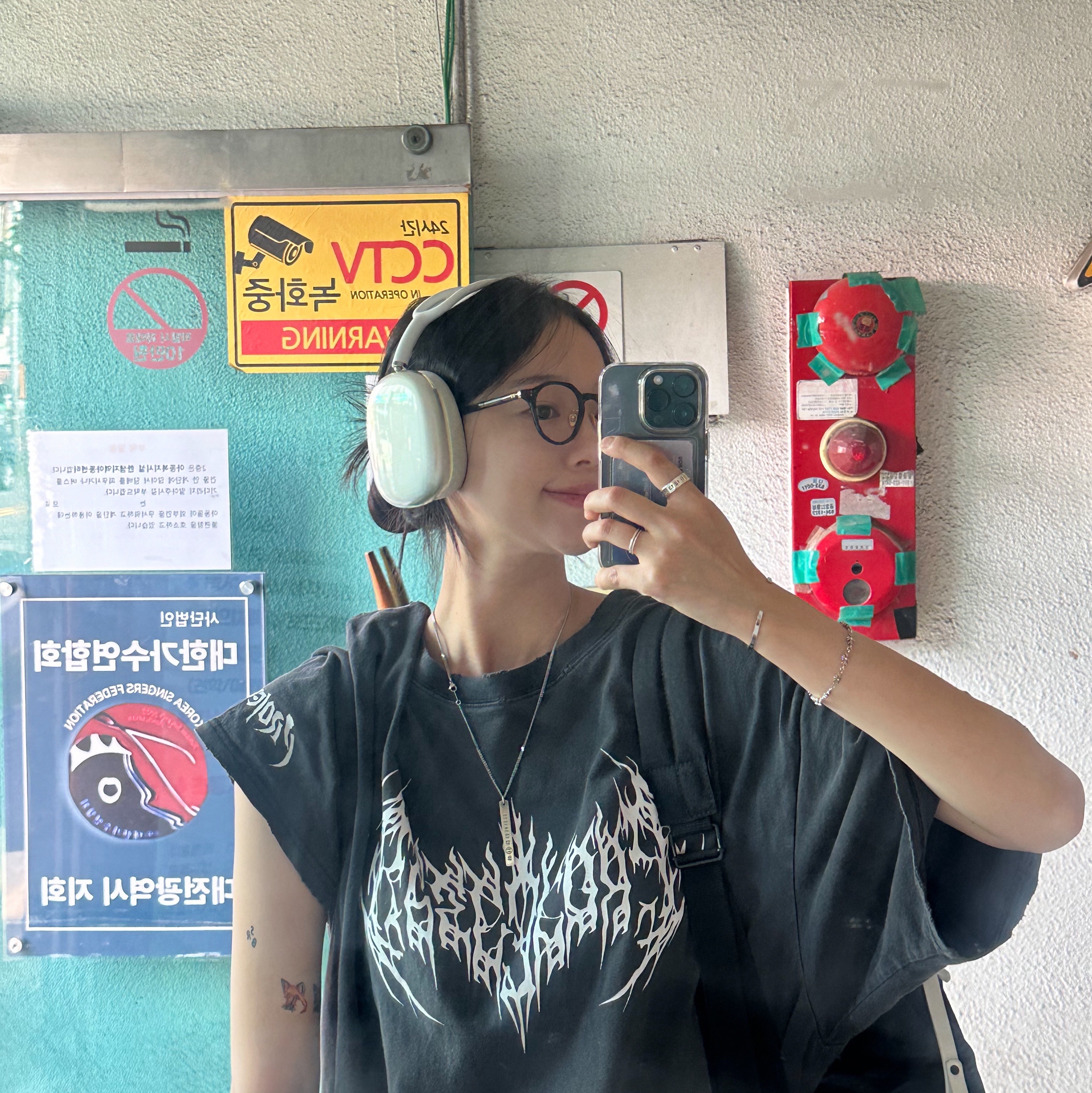 Apple AirPods Max Lightning Silver (Korean Ver.), Project G/R Metalic Logo Short Sleeve T-Shirts Black 착용 스타일 - 2