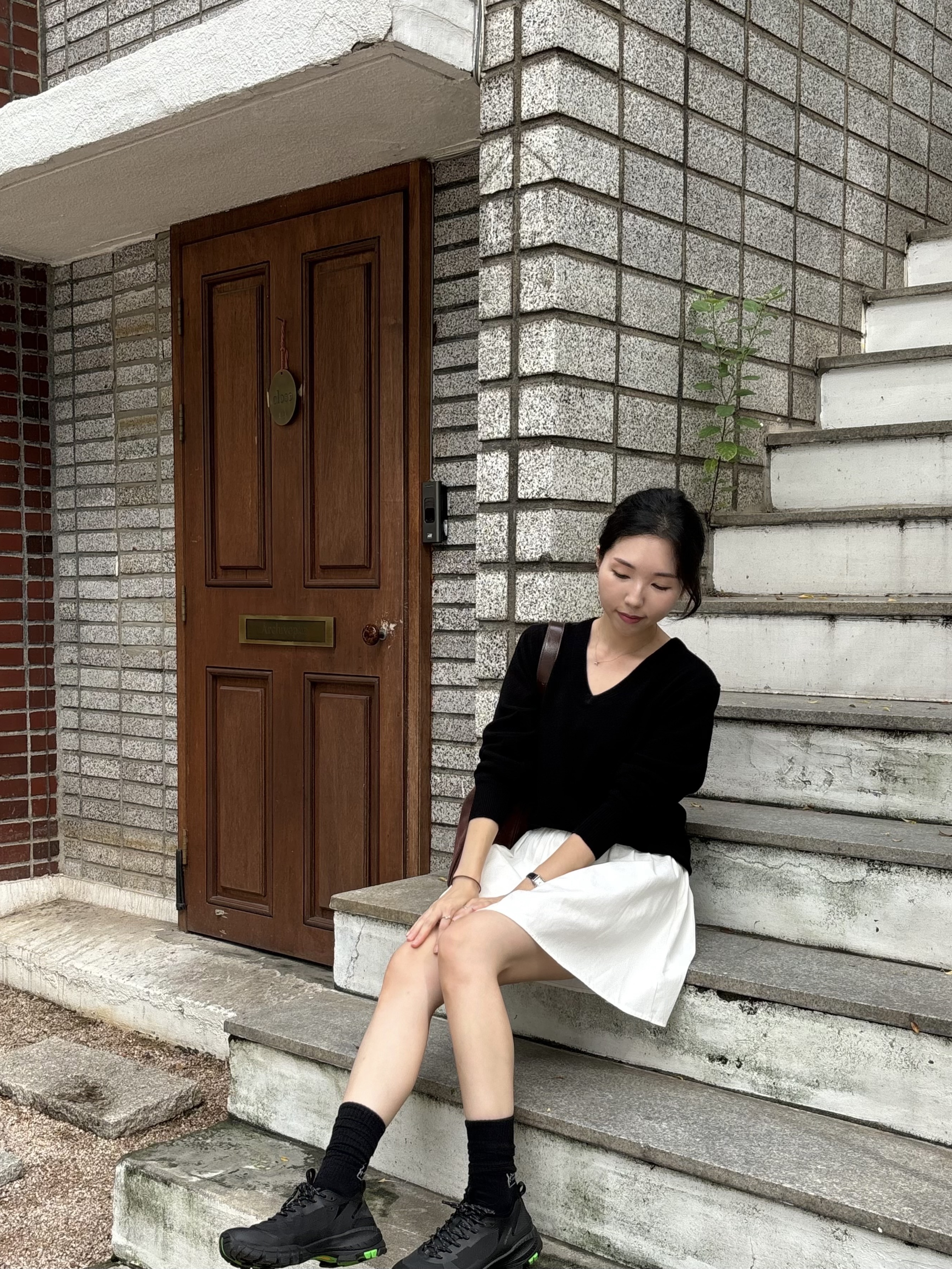 Siyazu SIKN2124 V neck Single Knit Black 착용 스타일 - 2