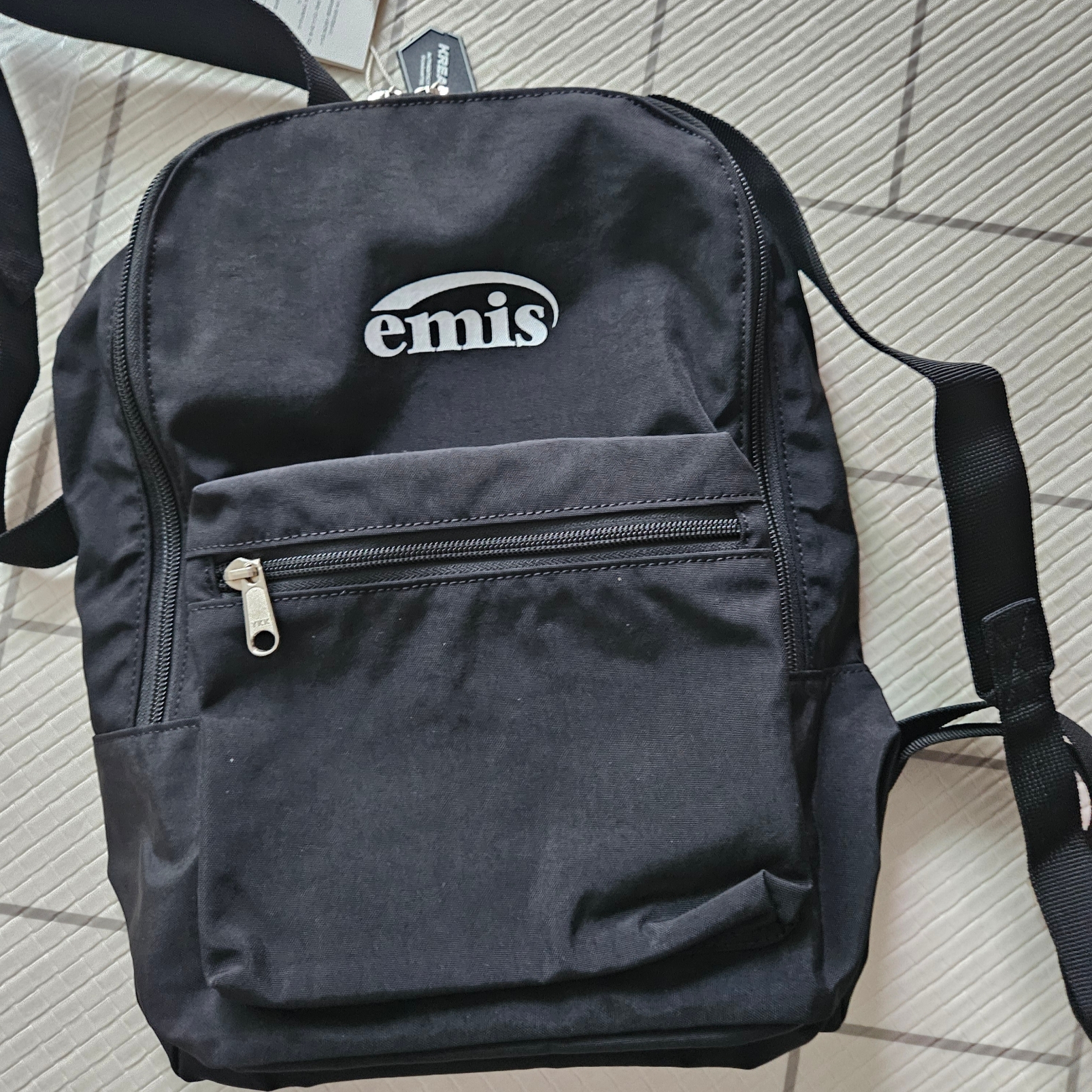 Emis New Logo Mini Backpack Black 착용 스타일