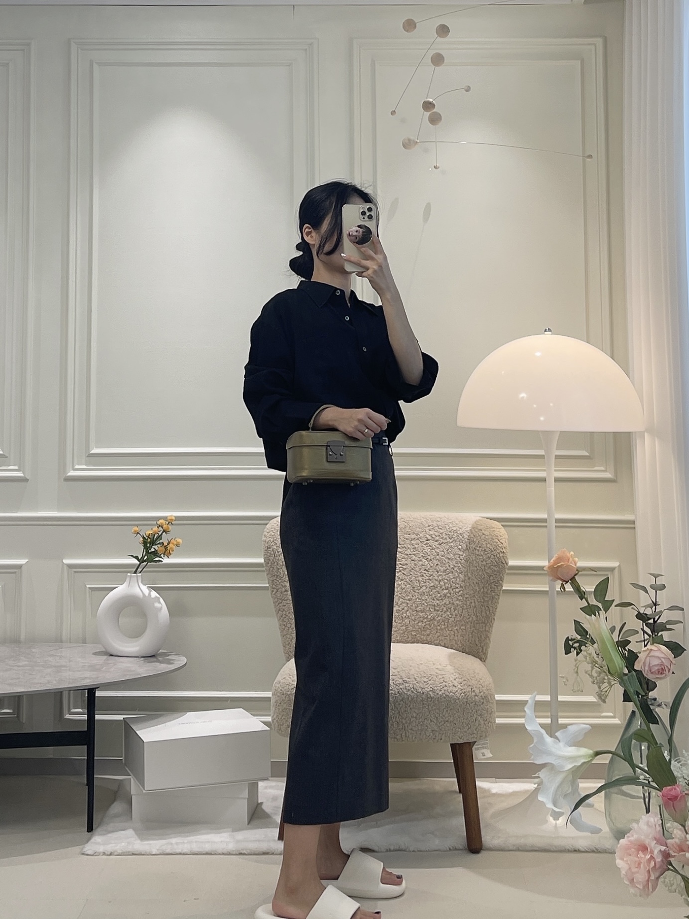 Siyazu SITP5160 Loose Fit Linkel Silky Shirt Black 착용 스타일 - 1