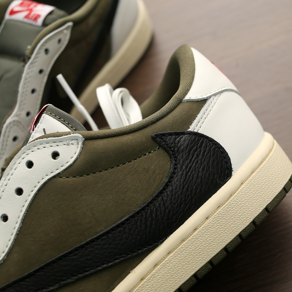 Jordan 1 x Travis Scott Retro Low OG SP Reverse Olive 착용 스타일 - 4