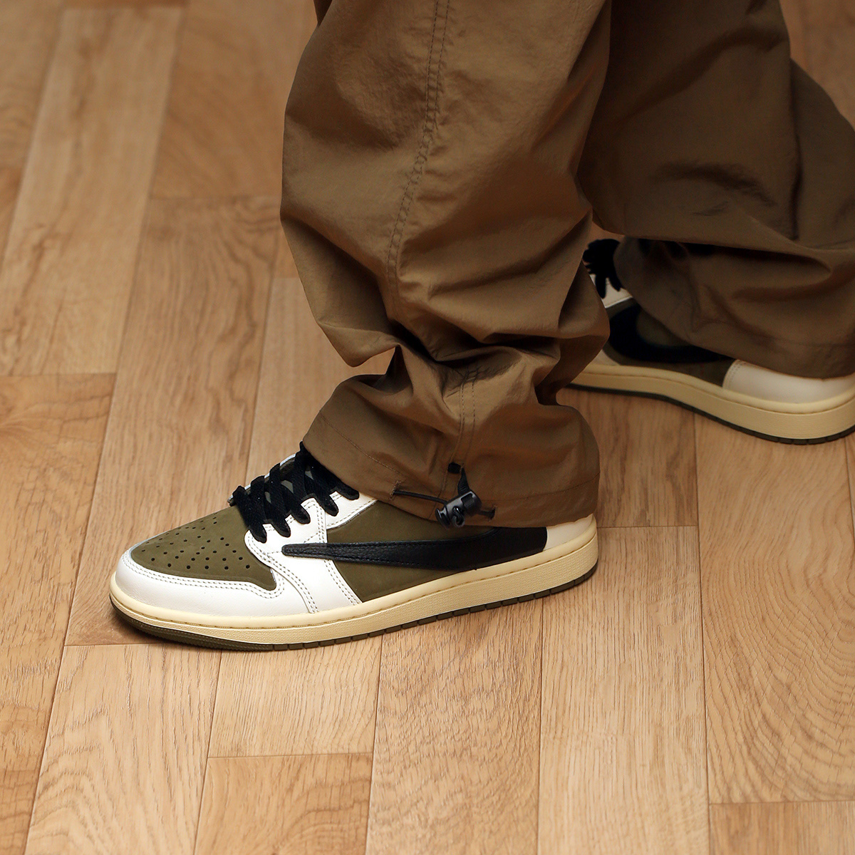 Jordan 1 x Travis Scott Retro Low OG SP Reverse Olive 착용 스타일 - 7