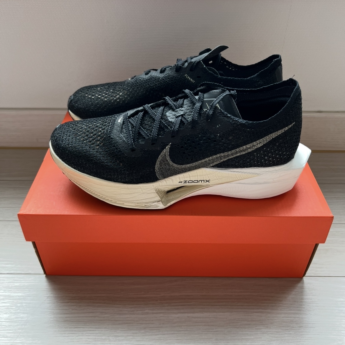 Nike ZoomX Vaporfly Next% 3 Black Metallic Gold Grain 착용 스타일