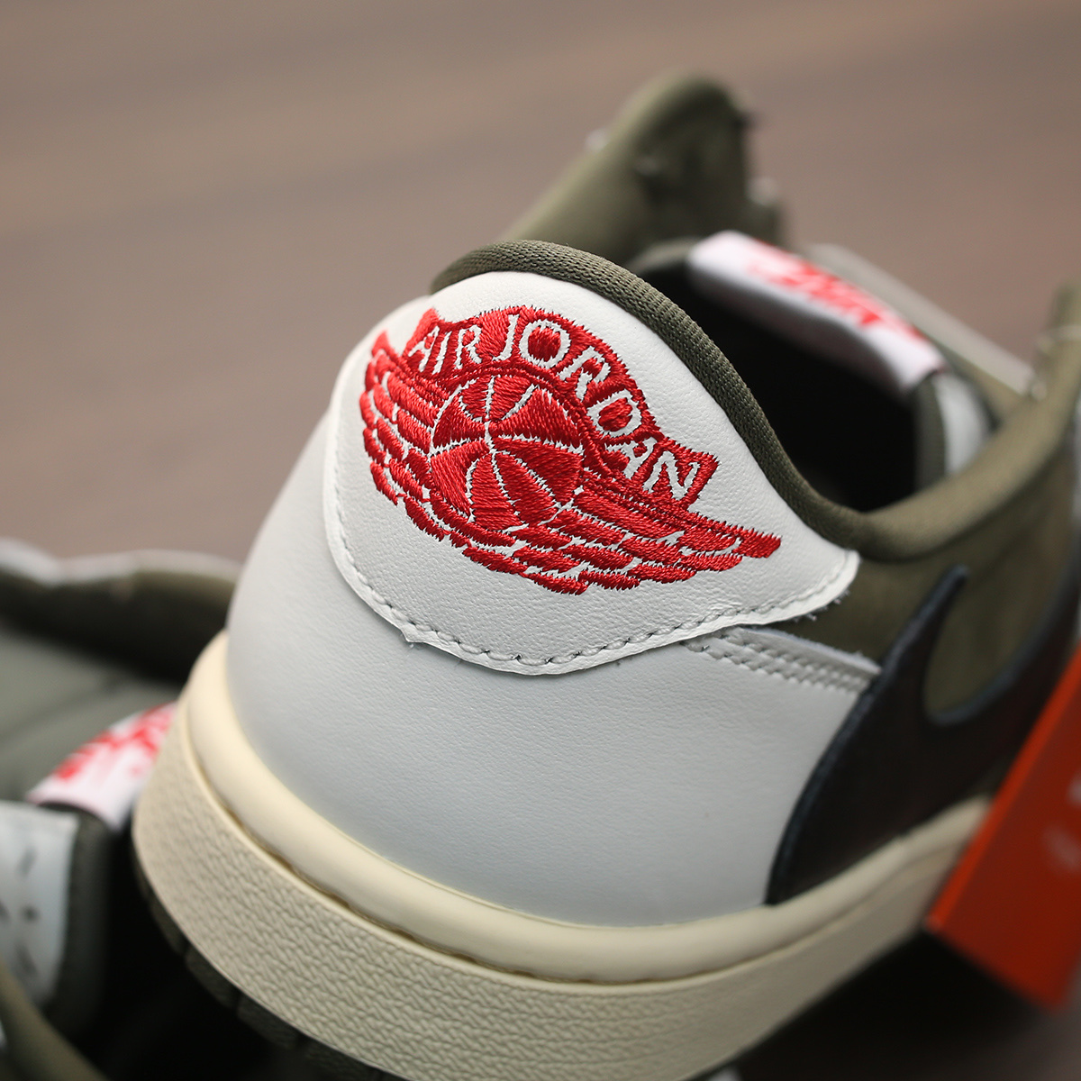 Jordan 1 x Travis Scott Retro Low OG SP Reverse Olive 착용 스타일 - 6