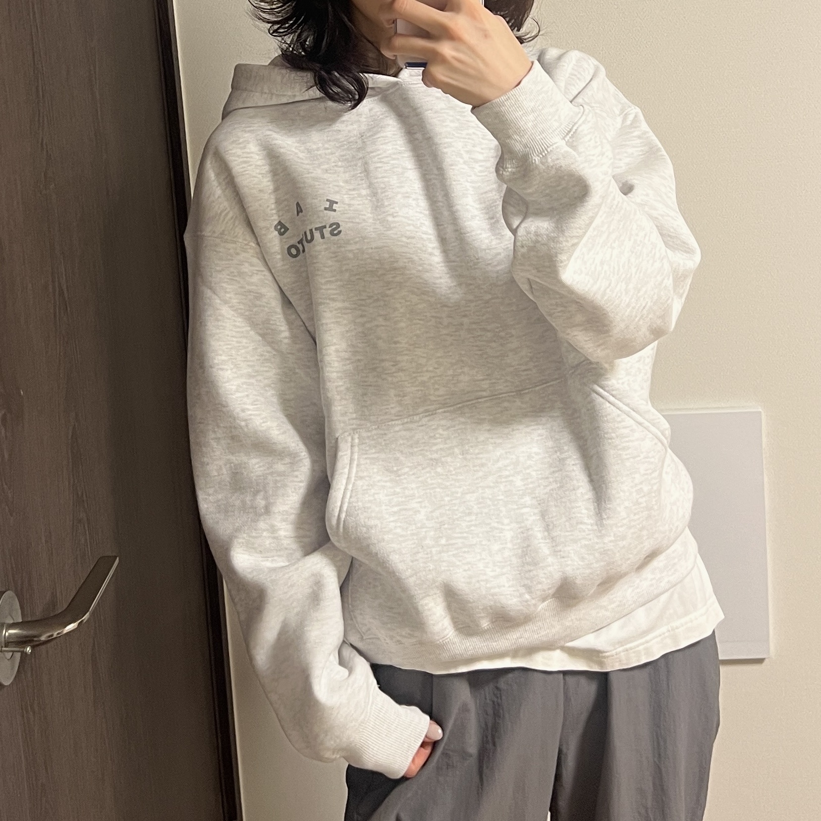 IAB Studio Hoodie Light Gray 착용 스타일