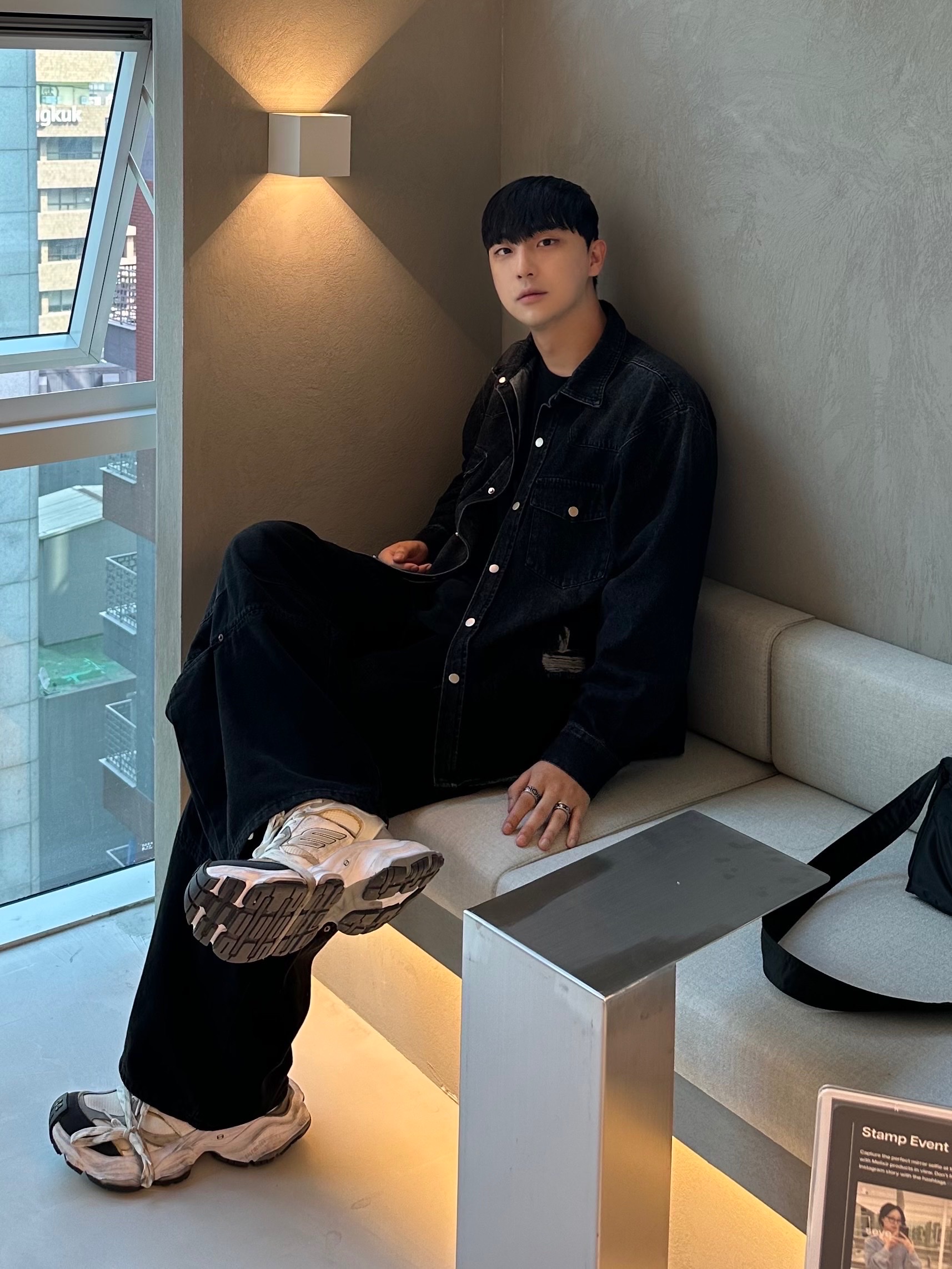 Balenciaga Cargo Sneakers Grey White Blue 착용 스타일 - 1
