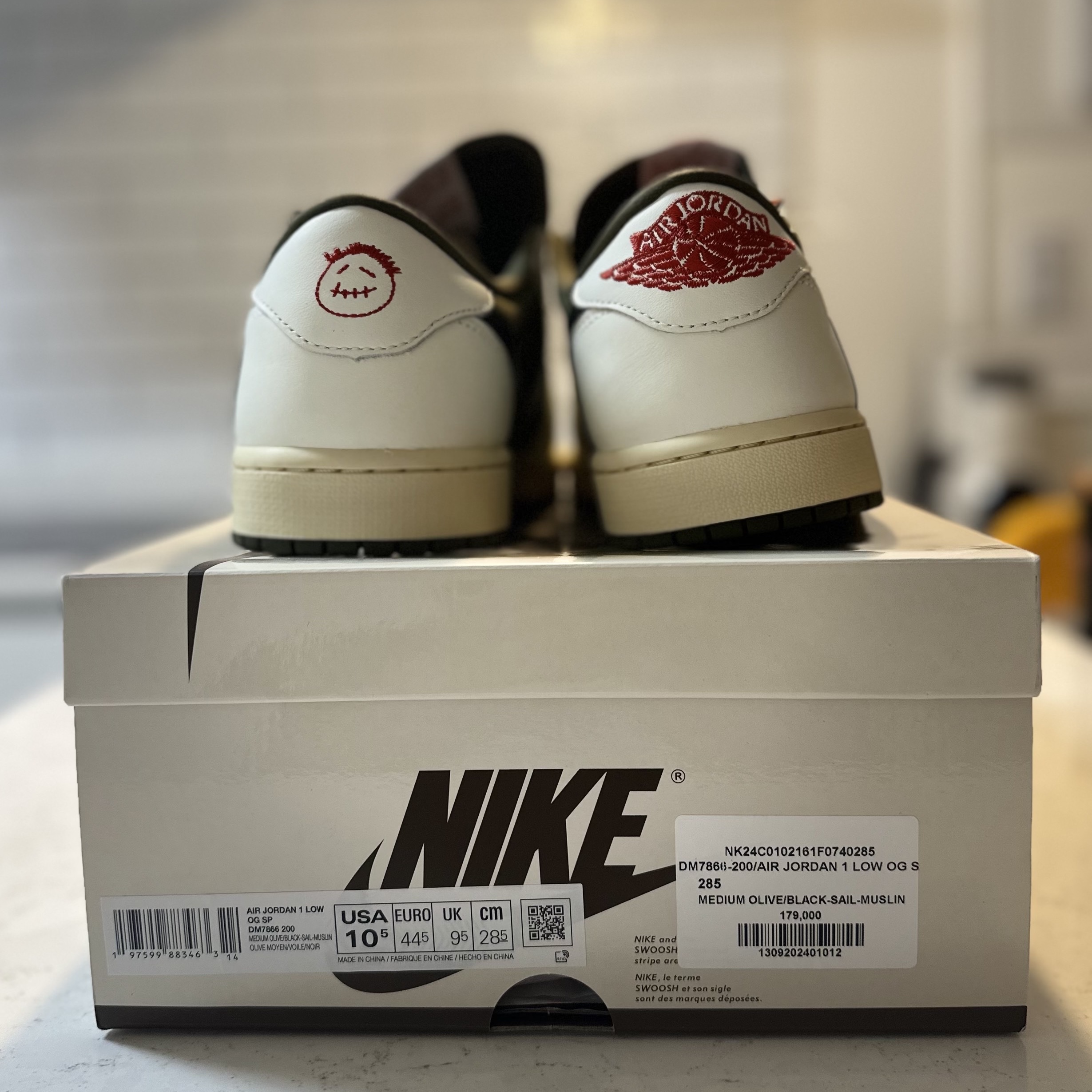 Jordan 1 x Travis Scott Retro Low OG SP Reverse Olive 착용 스타일 - 2