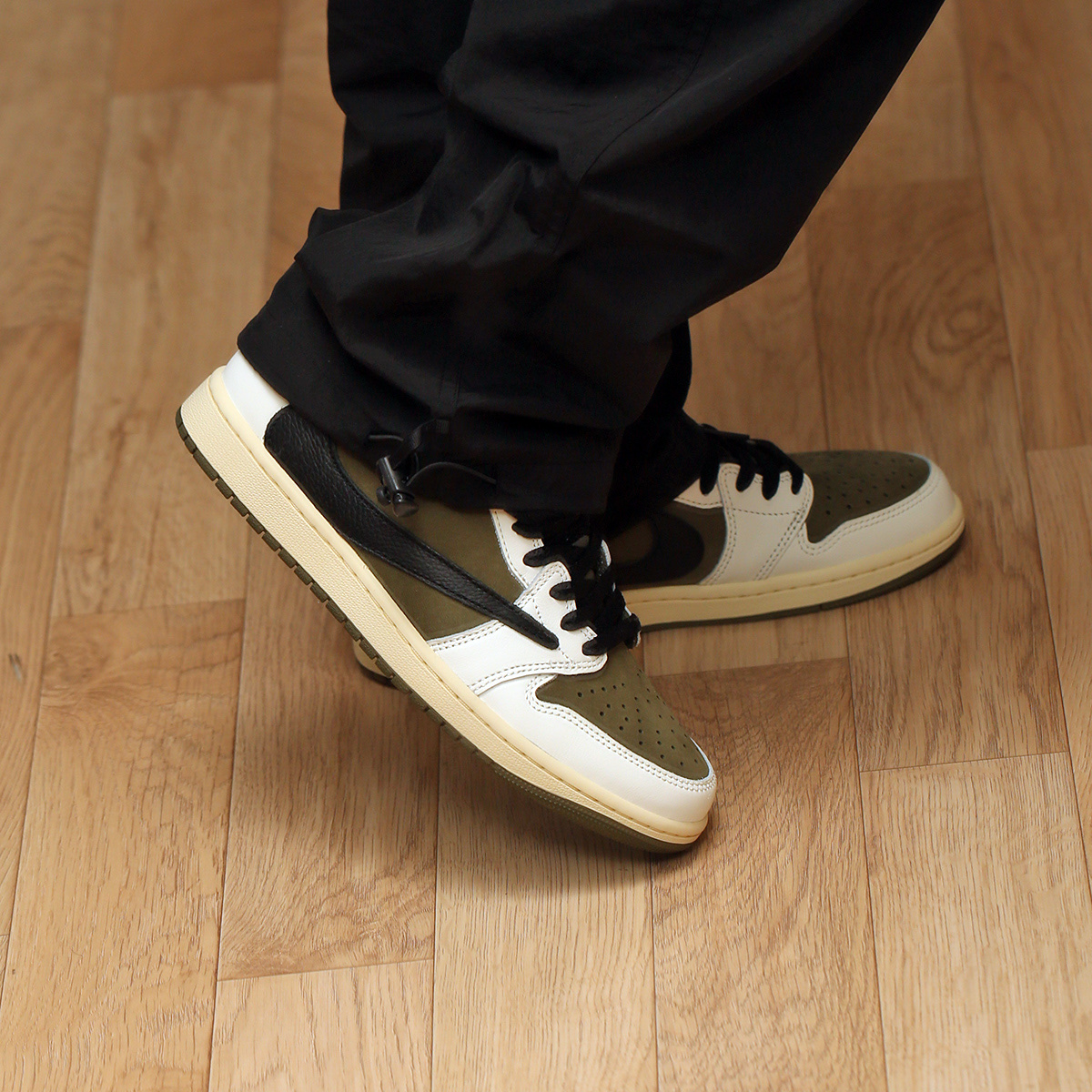 Jordan 1 x Travis Scott Retro Low OG SP Reverse Olive 착용 스타일 - 1