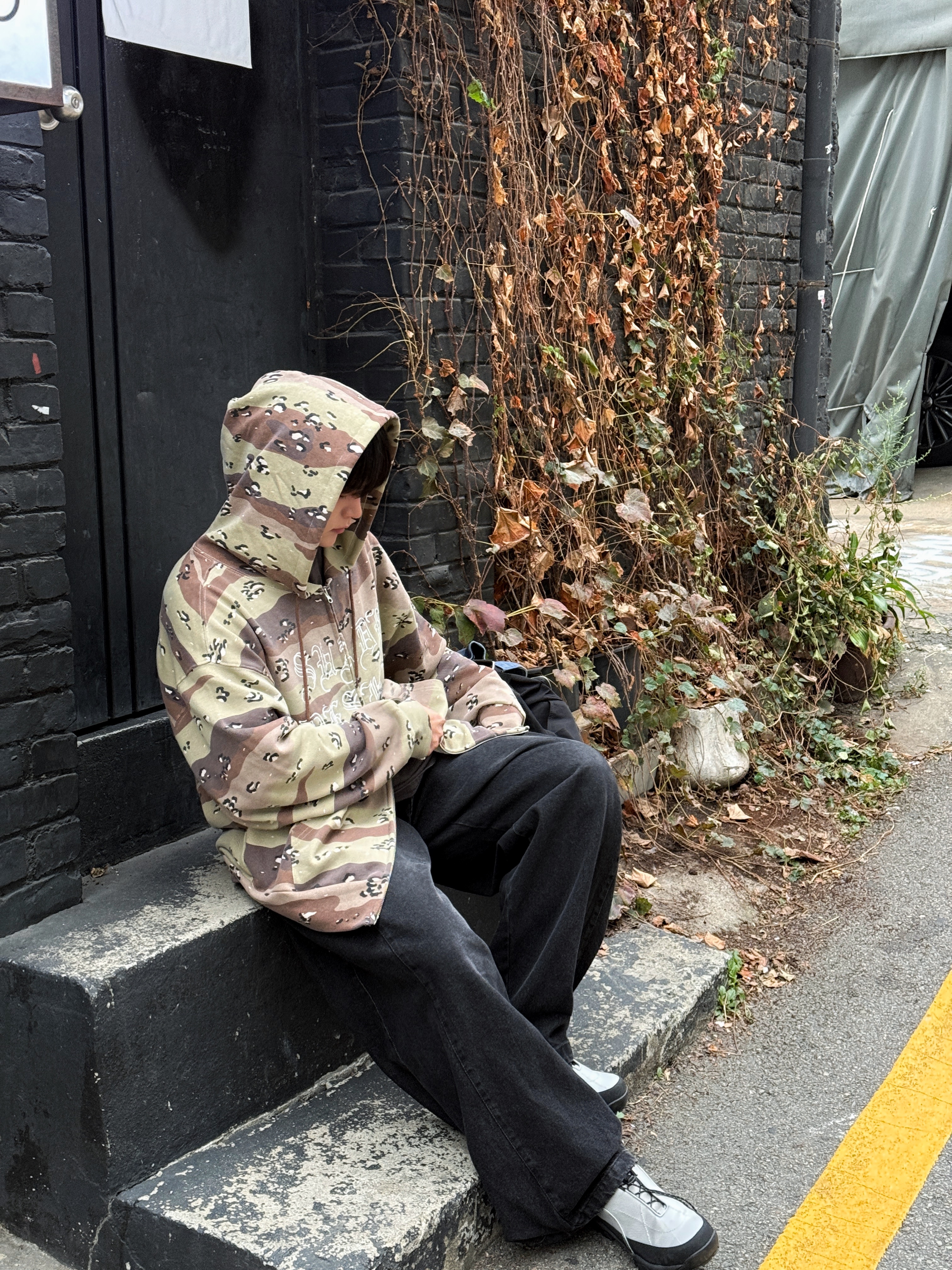 [KREAM 단독] Suade Camo Hood Zip Up Camo 착용 스타일 - 5
