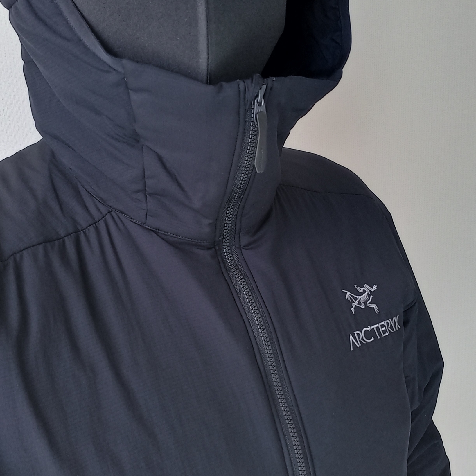 Arc'teryx Atom Hoody Black, Arc'teryx Gore 5 Panel Cap Black 착용 스타일 - 5