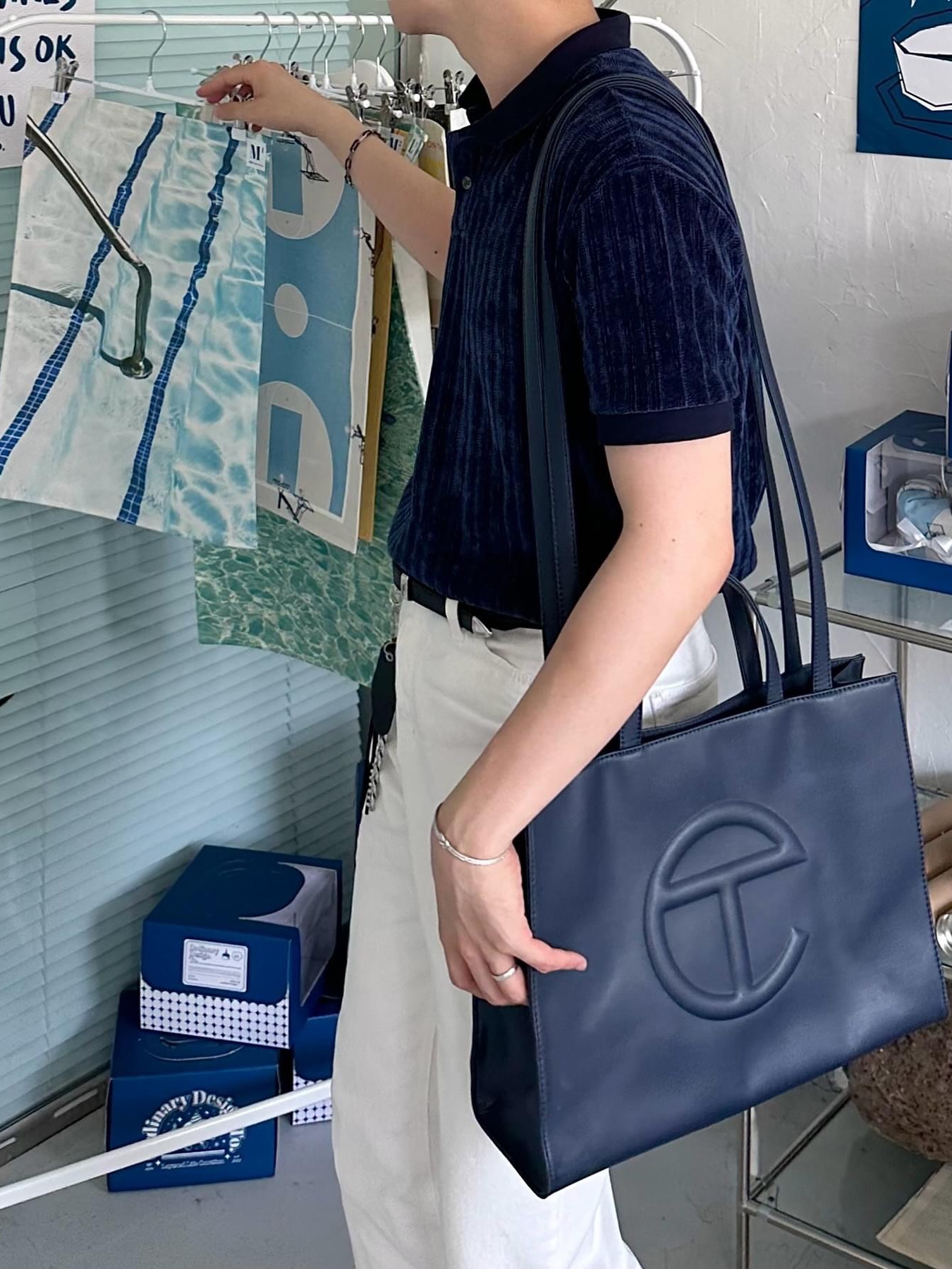 Telfar Medium Shopping Bag Navy 착용 스타일 - 4
