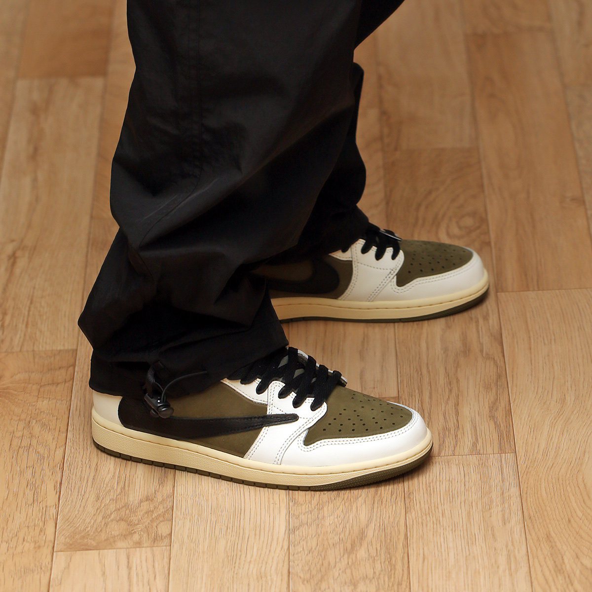Jordan 1 x Travis Scott Retro Low OG SP Reverse Olive 착용 스타일 - 2