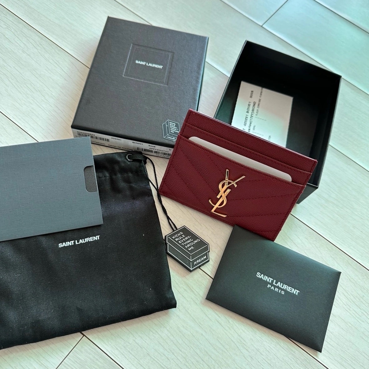 Saint Laurent Cassandre Matelasse Card Case in Grain De Poudre Embossed Leather Rouge Opyum 착용 스타일