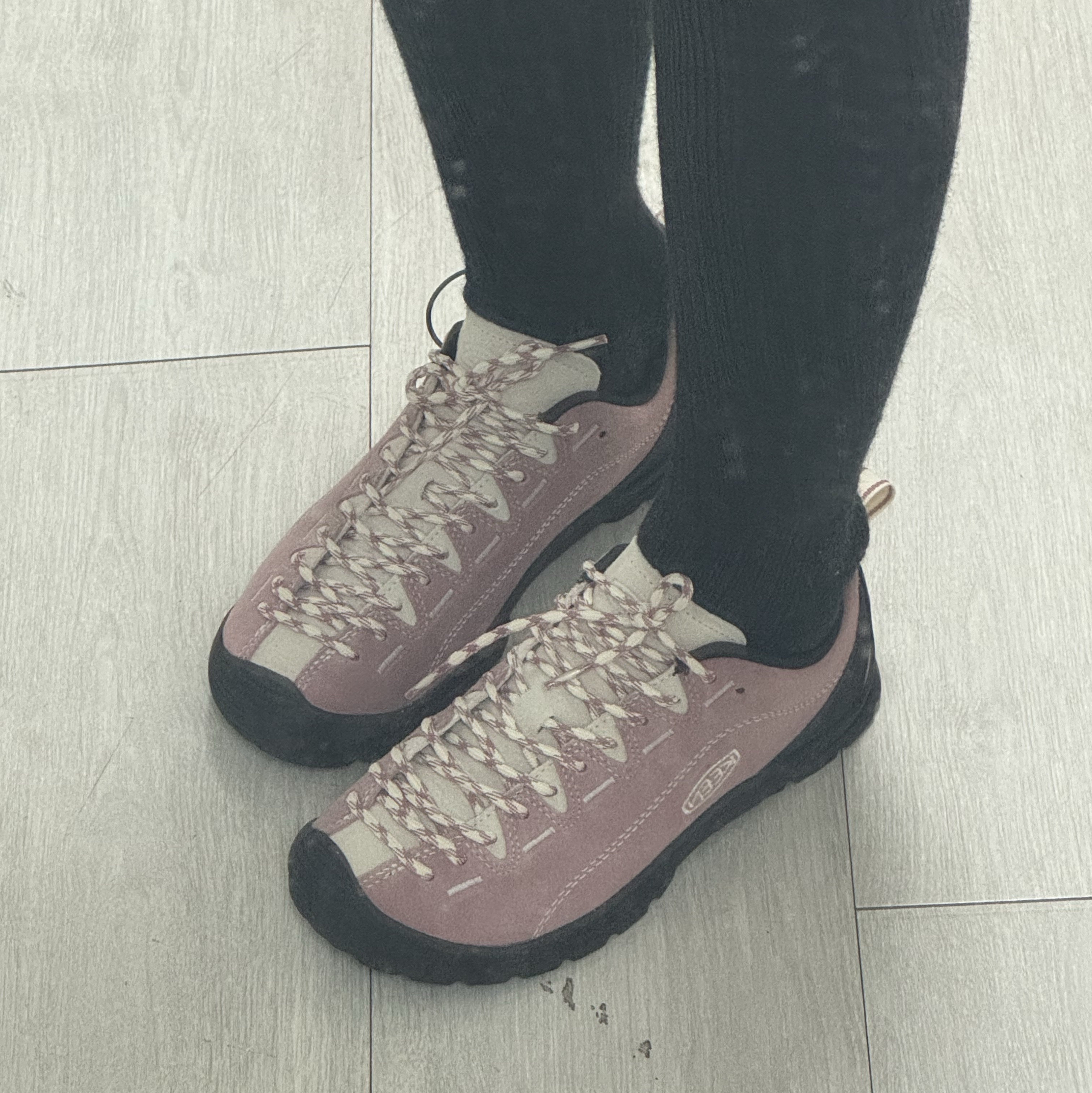 (W) Keen Jasper Suede Sneakers Nostalgia Rose Birch 착용 스타일 - 3