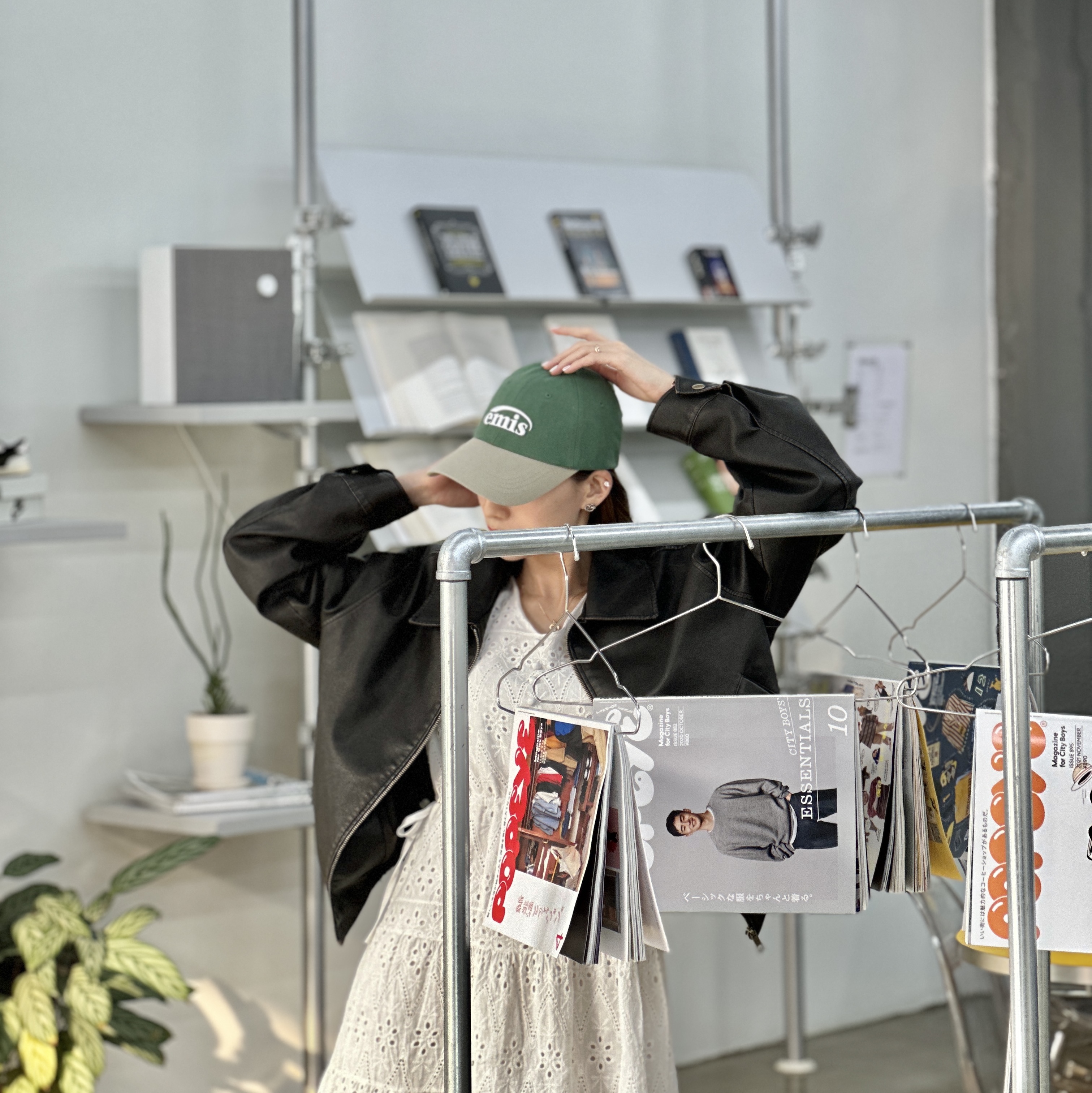 Emis New Logo Mix Ball Cap Beige Green, Fendi Mini Mon Tresor with Fendi Logo Brown 착용 스타일 - 5