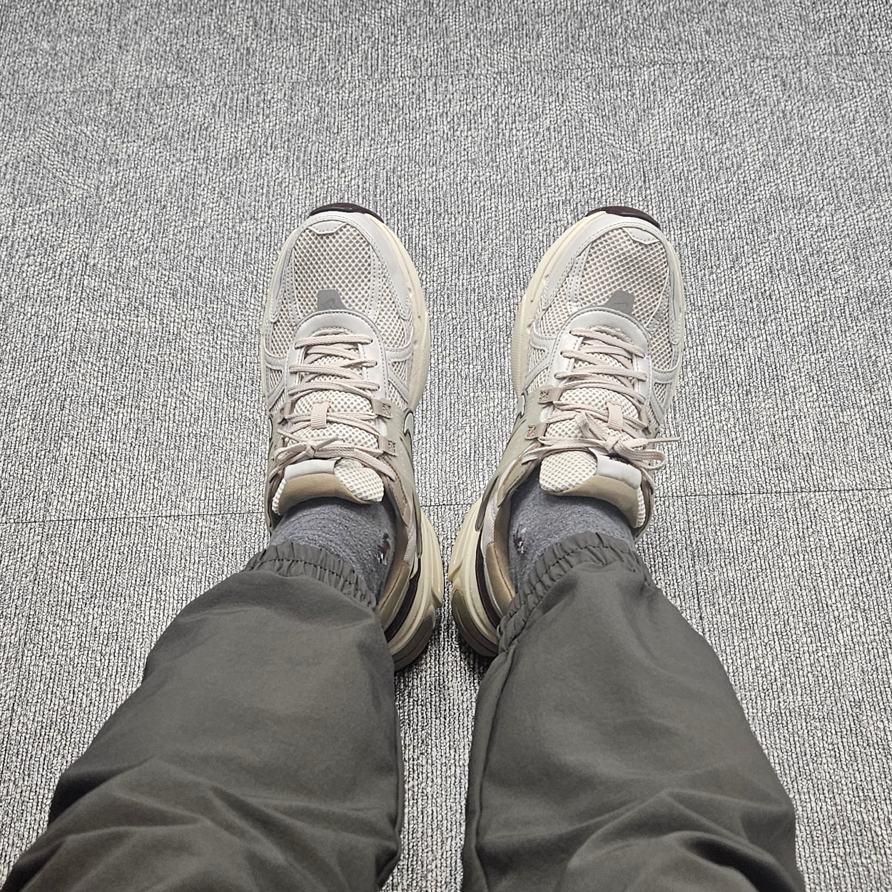 Nike V2K Run Light Orewood Brown Khaki 착용 스타일
