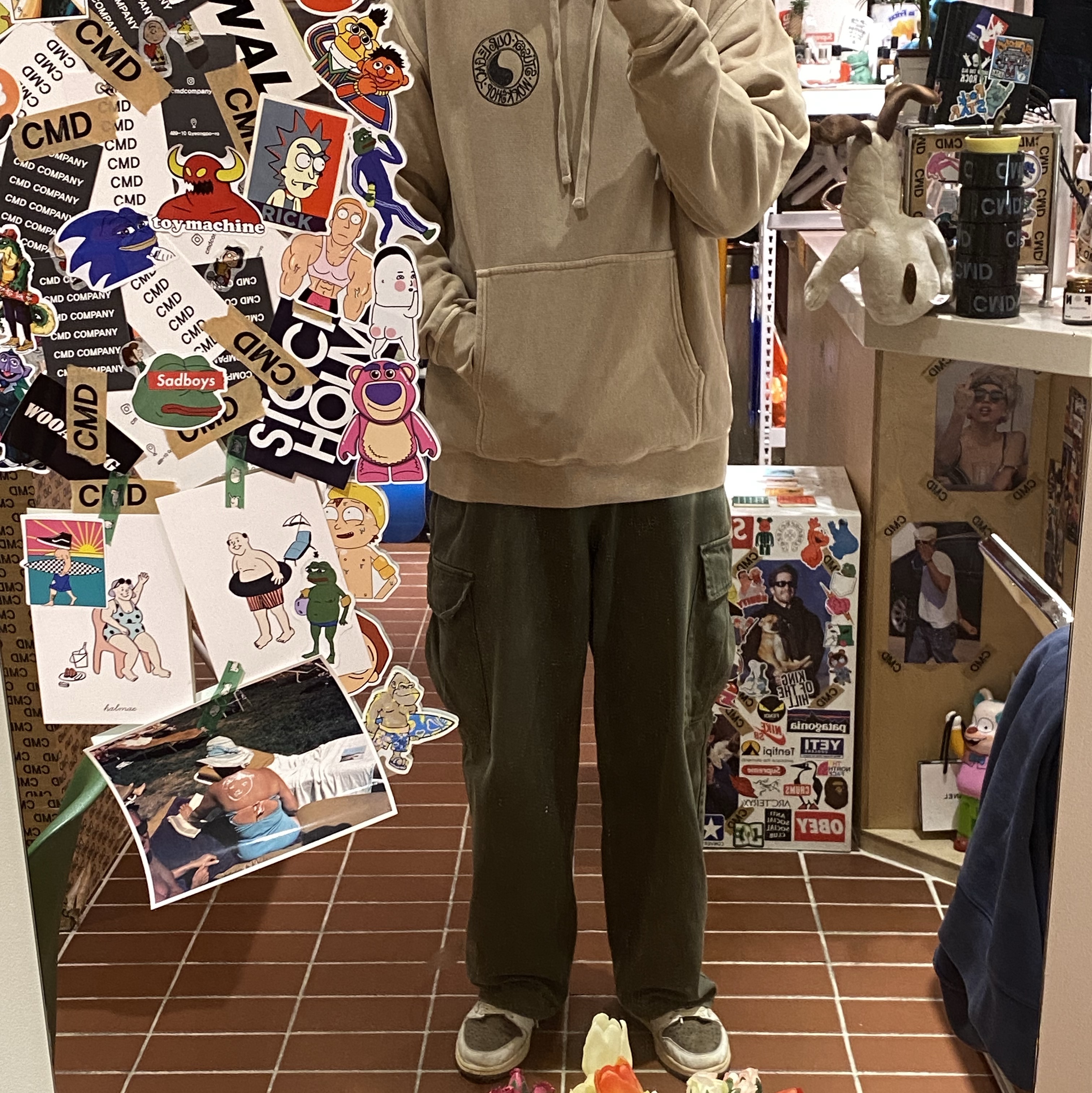 Stussy x Our Legacy Work Shop Pigment Dyed Buana Hoodie Taupe, Jordan 1 x Travis Scott Retro Low OG SP Sail and Ridgerock 착용 스타일