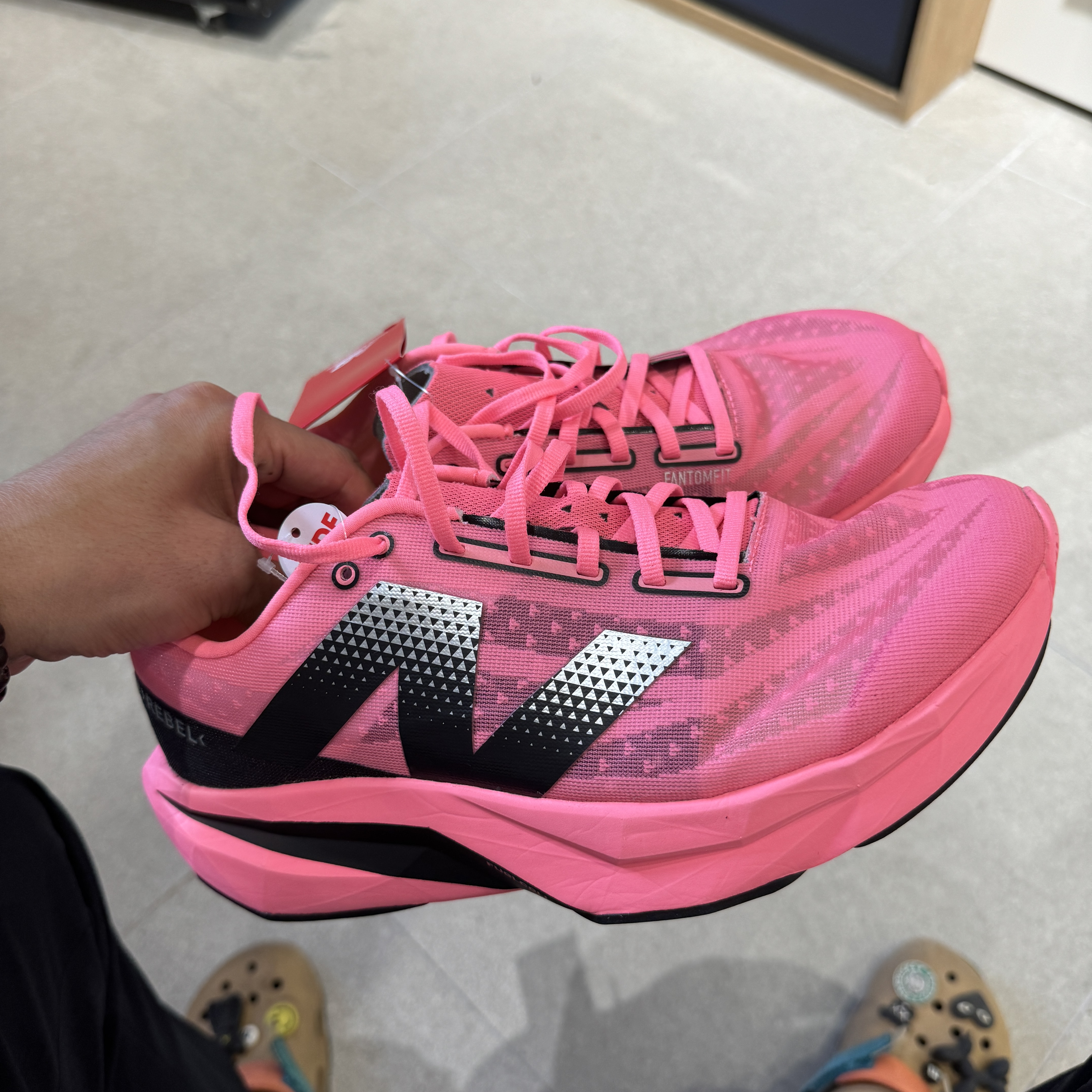 New Balance Fuelcell Rebel v4 Ultra Pink Black - 2E Wide 착용 스타일 - 2